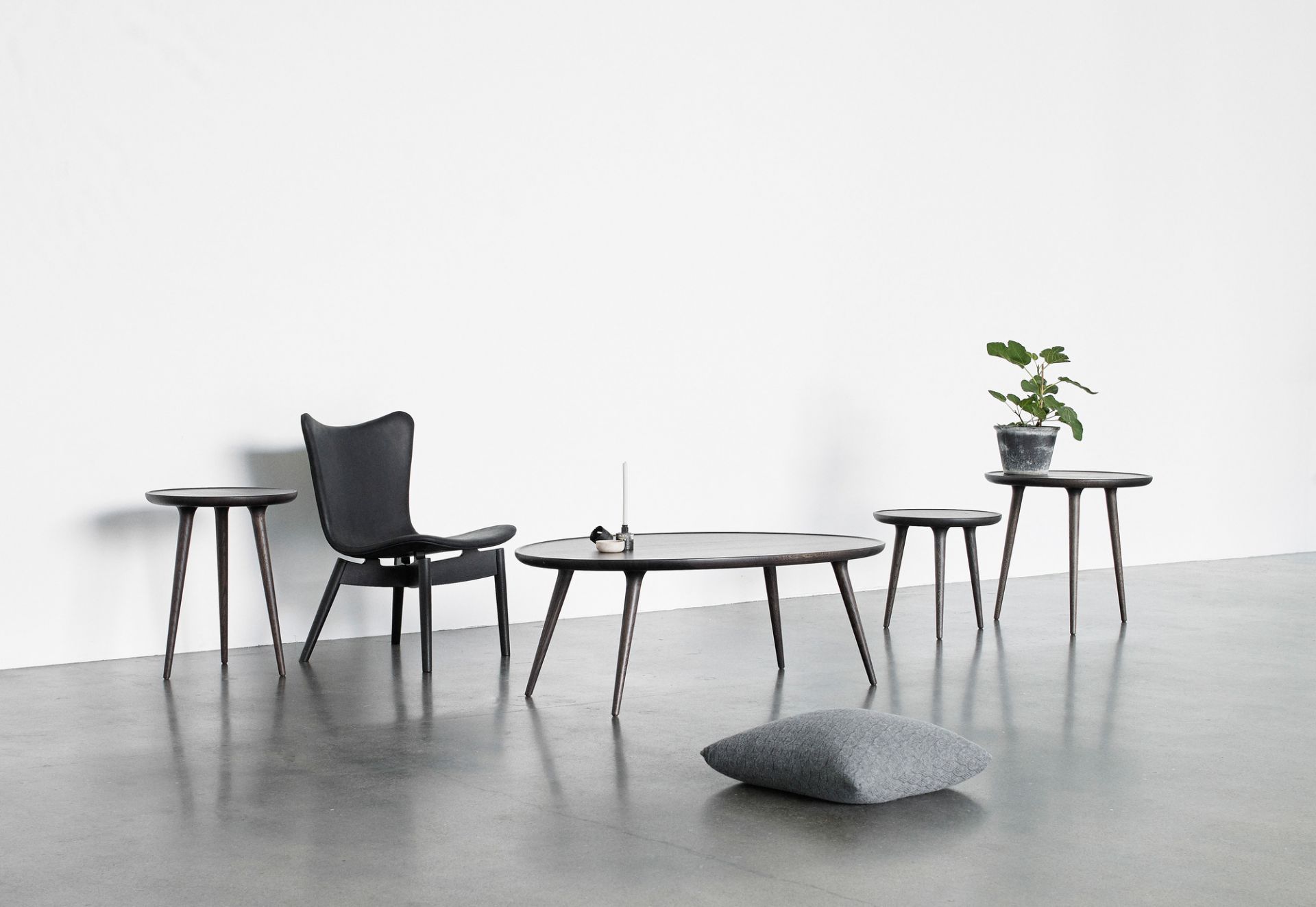 Accent Side Table Beistelltisch Eiche von Mater im minimalistischen Wohnzimmer mit Stuhl und Kissen.