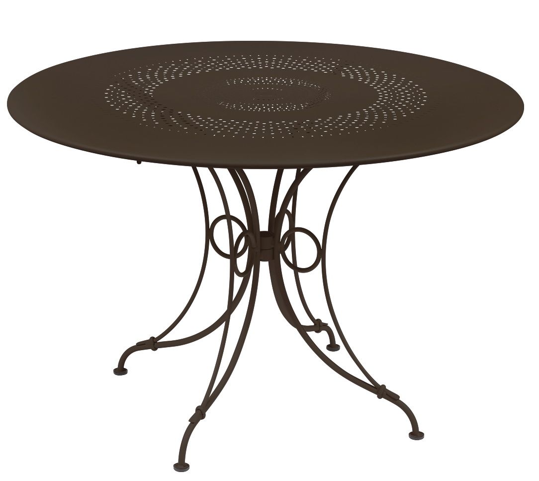 Fermob 1900 Gartentisch, runder Outdoor-Tisch aus Metall in Braun mit filigranem Lochmuster und kunstvollem Untergestell.
