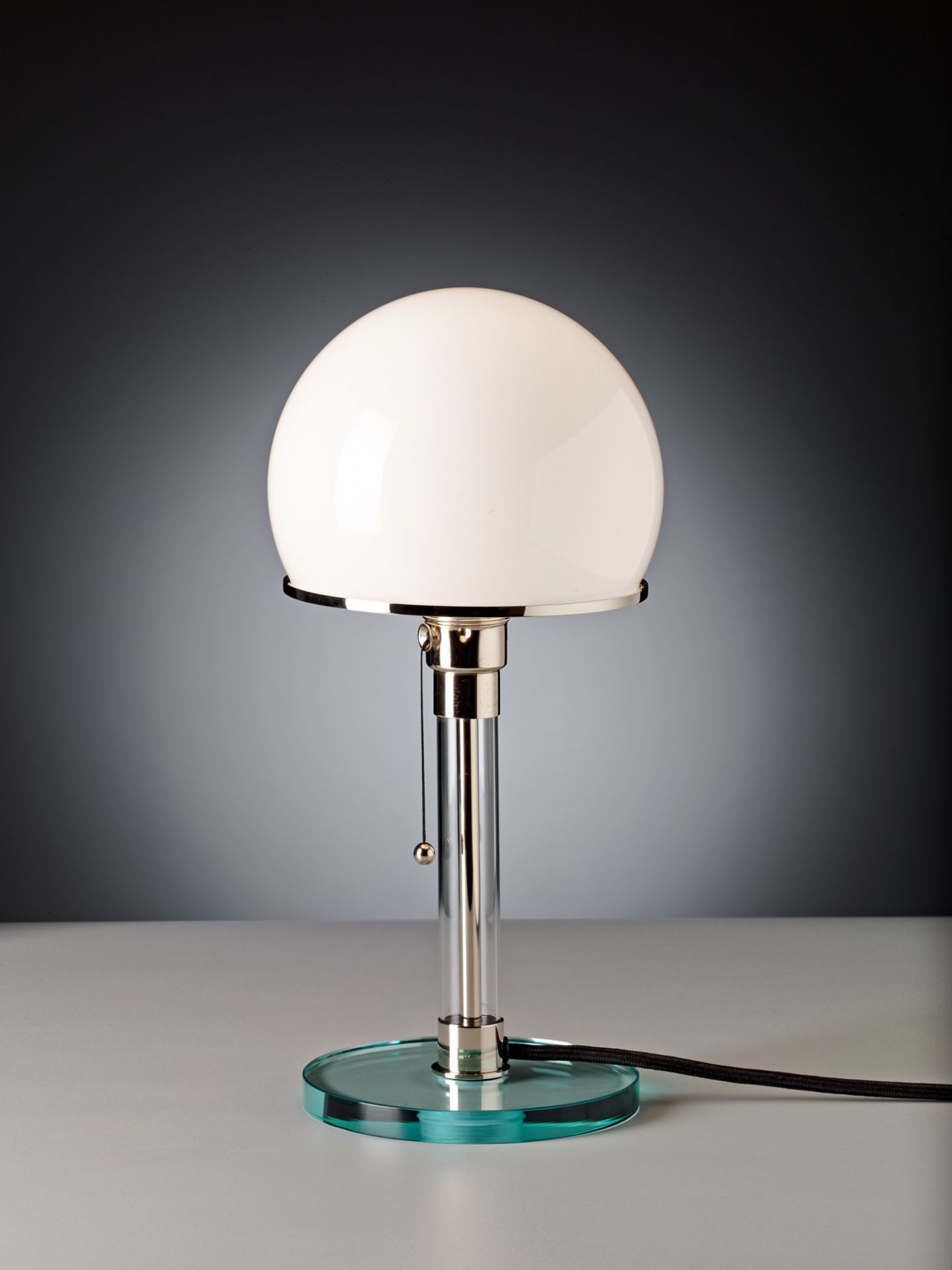 WG24 Wagenfeld Tischleuchte von Tecnolumen mit Schweizer Stecker, ikonisches Bauhaus Design mit Opalglasschirm und Glasfuß.