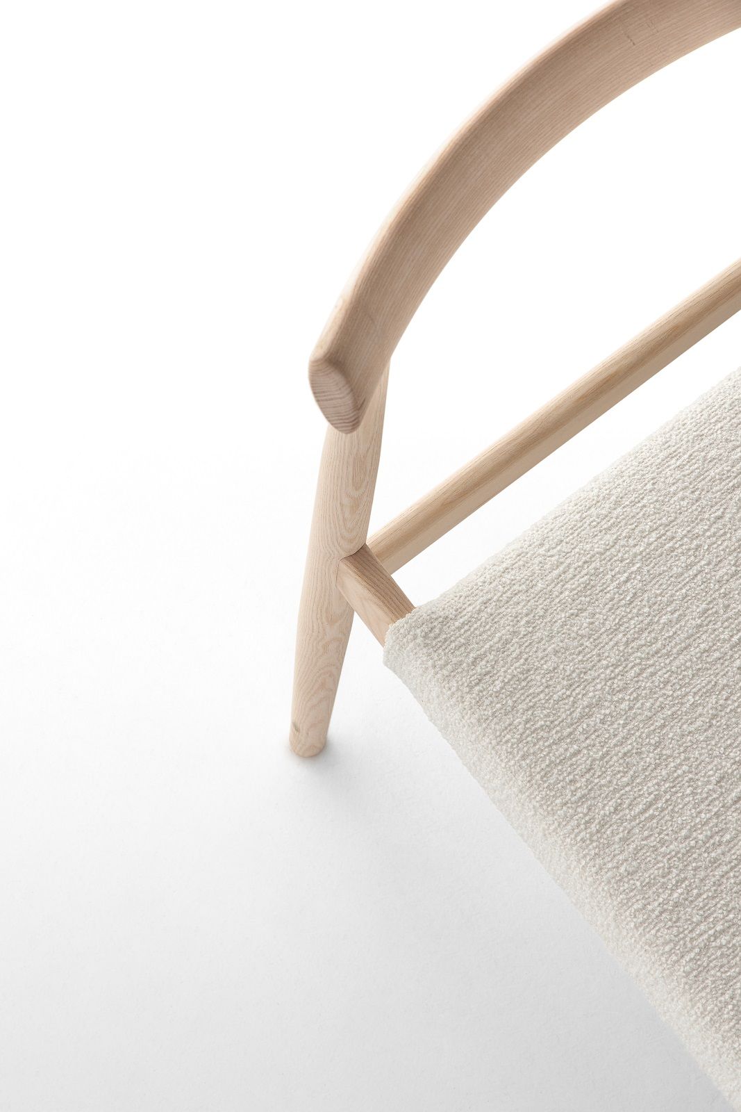 Detailaufnahme des Edo Chair Stuhls von MDF Italia: Holzrahmen und cremefarbene Sitzfläche.