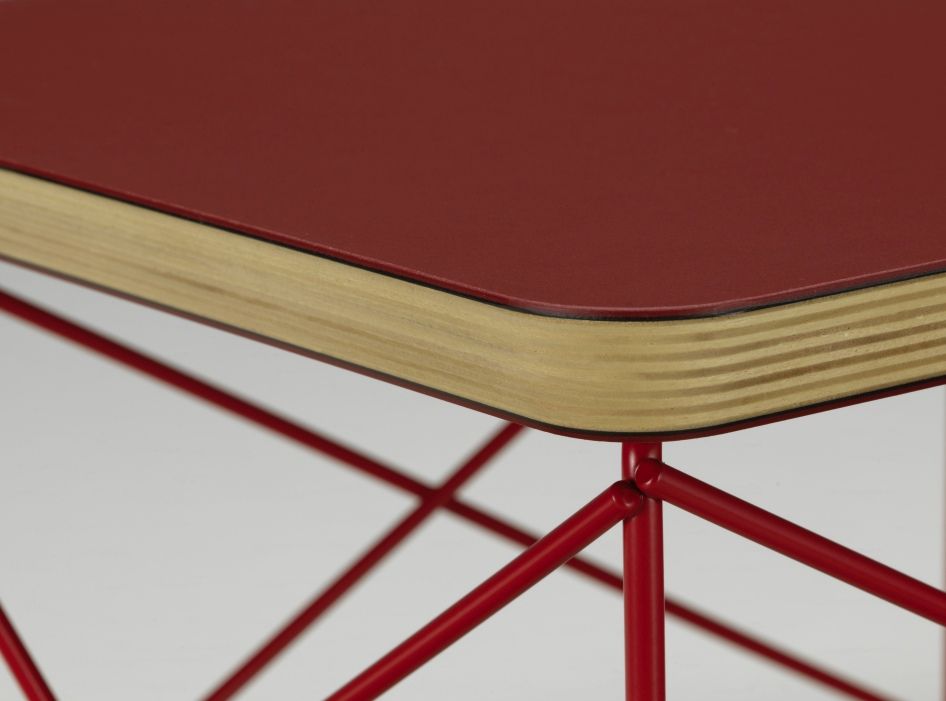 Detailaufnahme des Vitra LTR Beistelltisches in Ziegelrot mit Linoleum-Tischplatte und filigranem Stahlgestell.