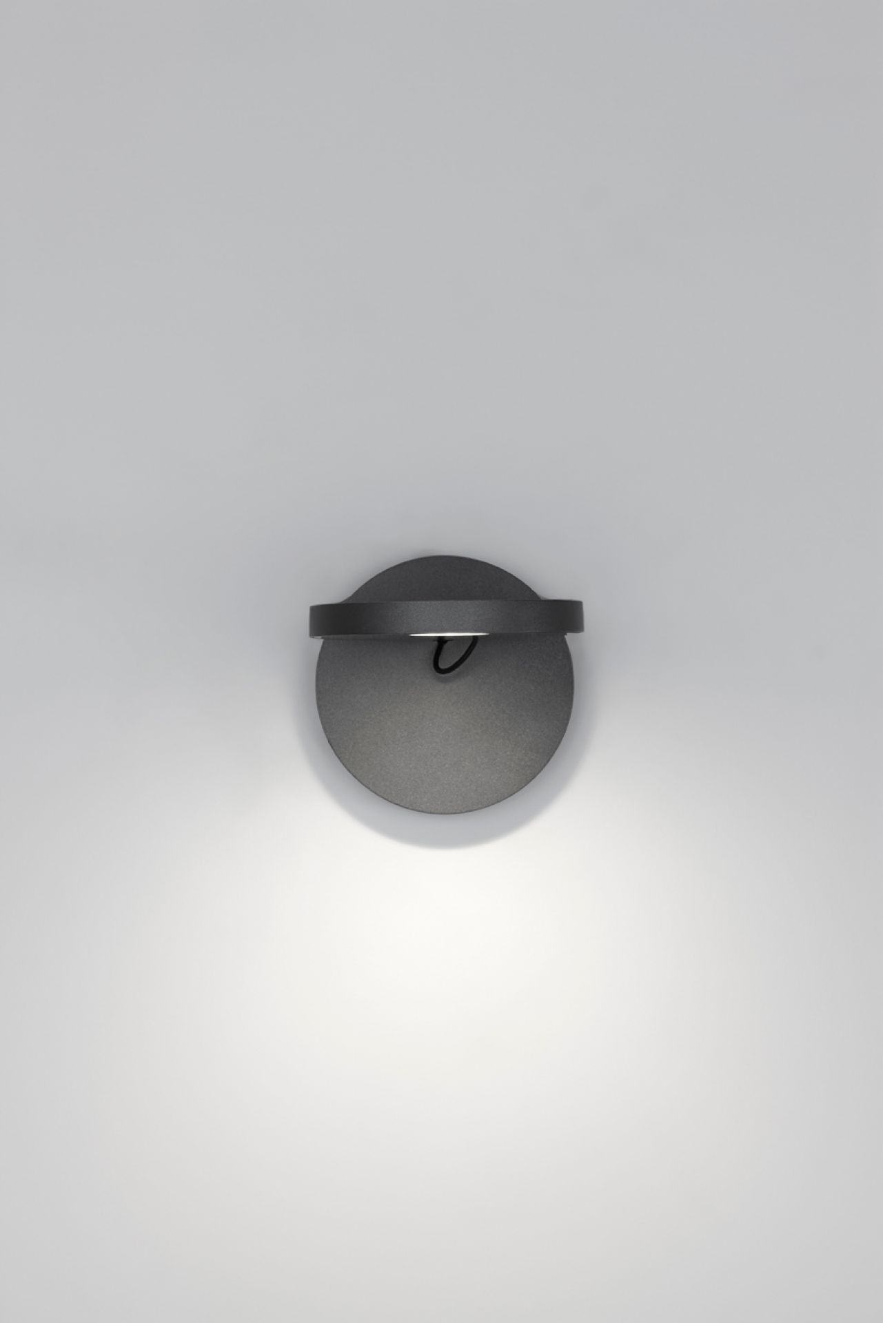 Nahaufnahme der grauen Demetra Wandleuchte von Artemide mit Schalter. Modernes Design.