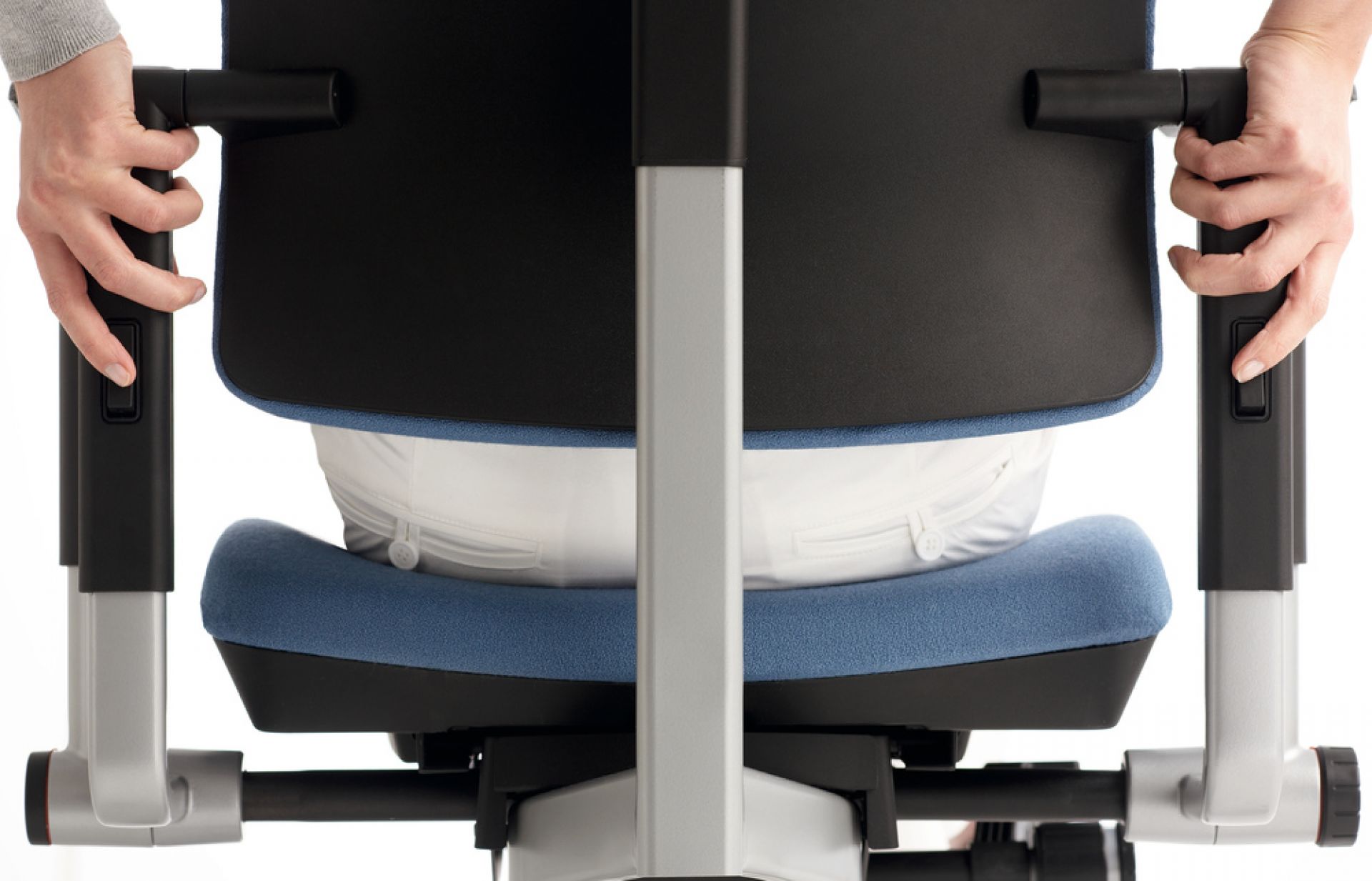 Rückansicht des blauen Steelcase Please Bürostuhls mit verstellbaren Armlehnen, ergonomischer Sitzfläche für optimalen Komfort.