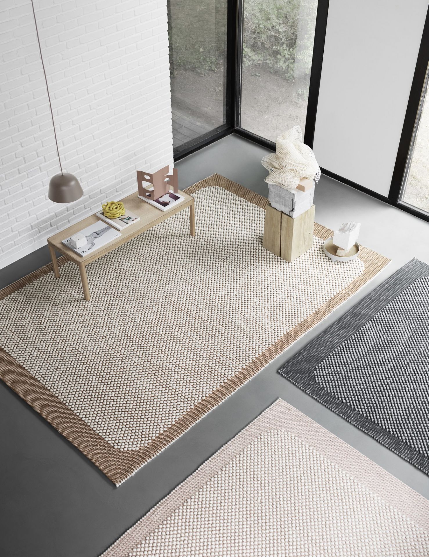 Ansicht von oben: Muuto Pebble Rug Teppich in Beige, Grau und Rosa im modernen Wohnraum.