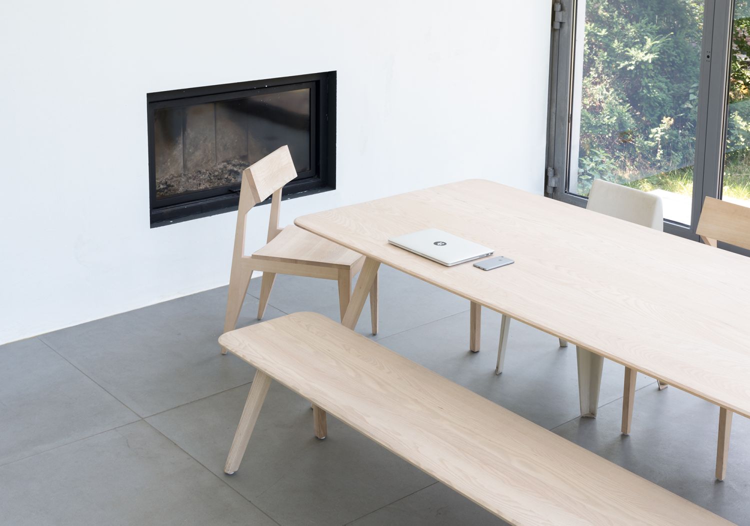 MEYER Bank Esche: Helle Holzbank und Esstisch mit Stühlen in modernem Interieur.