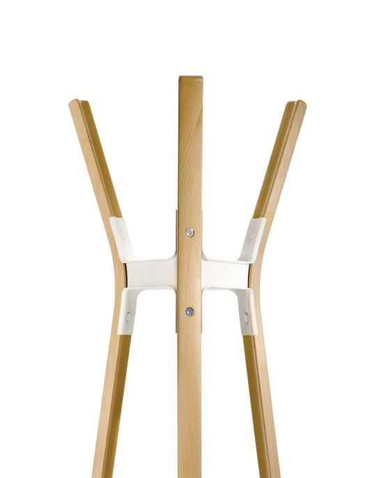 Detailaufnahme des Steelwood Coat Stand Garderobenständers von Magis, Holz und weißes Polypropylen, modernes Design.