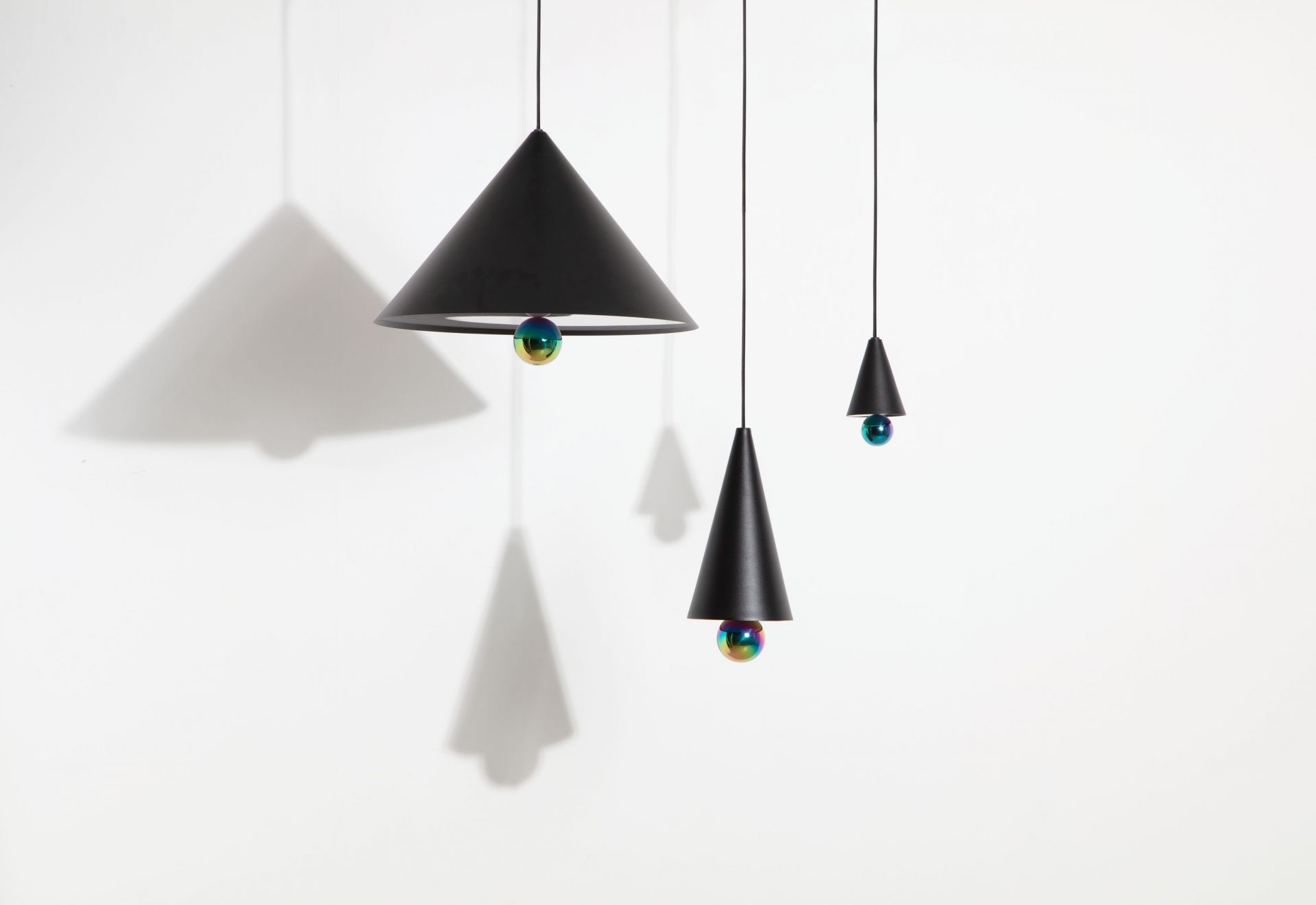 Drei Cherry Pendelleuchten von Petite Friture, Kegelform, schwarzes Gehäuse, schillernde Glaskugel, moderne Innenbeleuchtung.