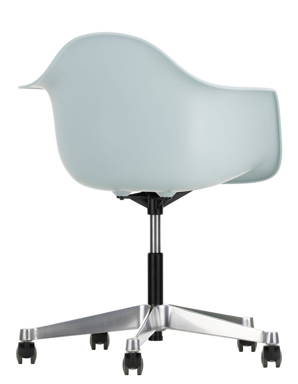 Ansicht von hinten des hellblauen Eames Plastic Arm Chair PACC Stuhl Vitra mit Rollenfußkreuz.