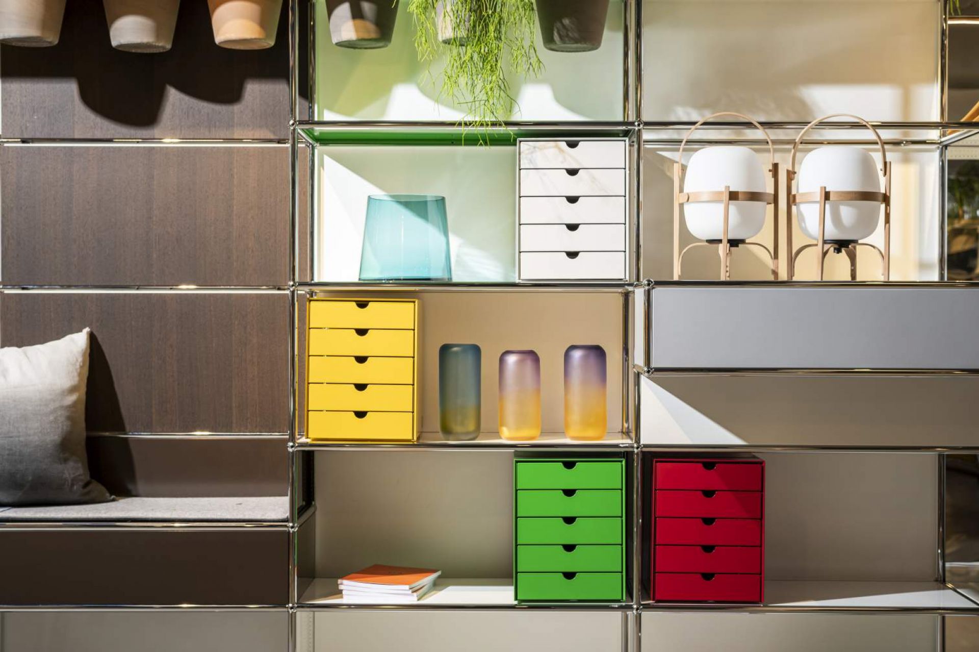 USM Haller Inos Kastenset C4 in Goldgelb, Grün, Rot und Weiß im modularen Regalsystem.