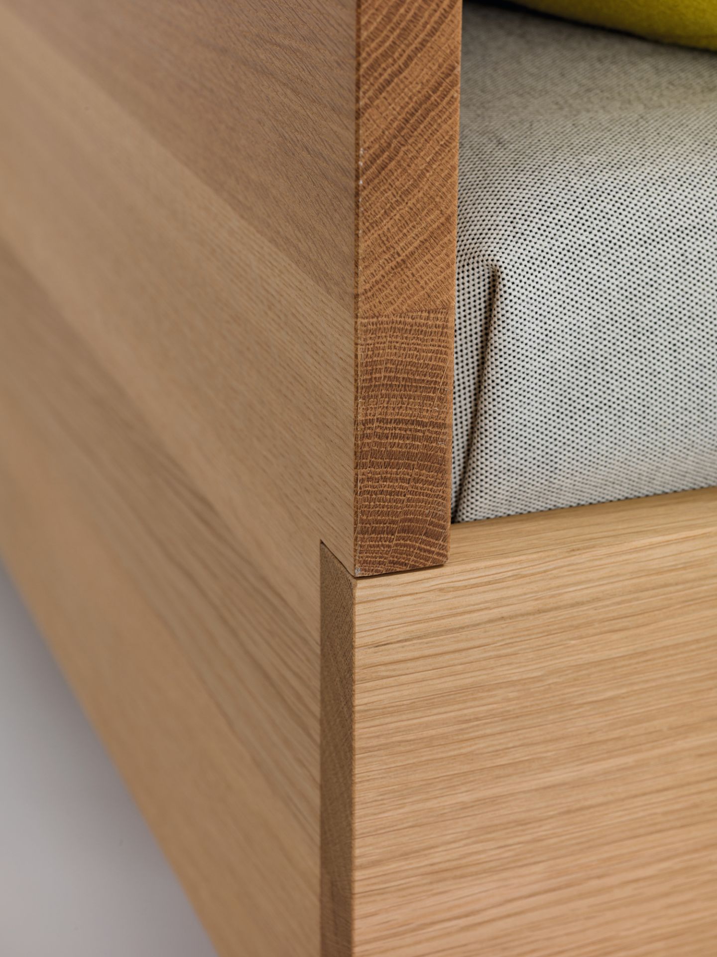 Detailaufnahme vom Simple HI Holzbett Zeitraum: Holzstruktur und Polsterung des Bettes.