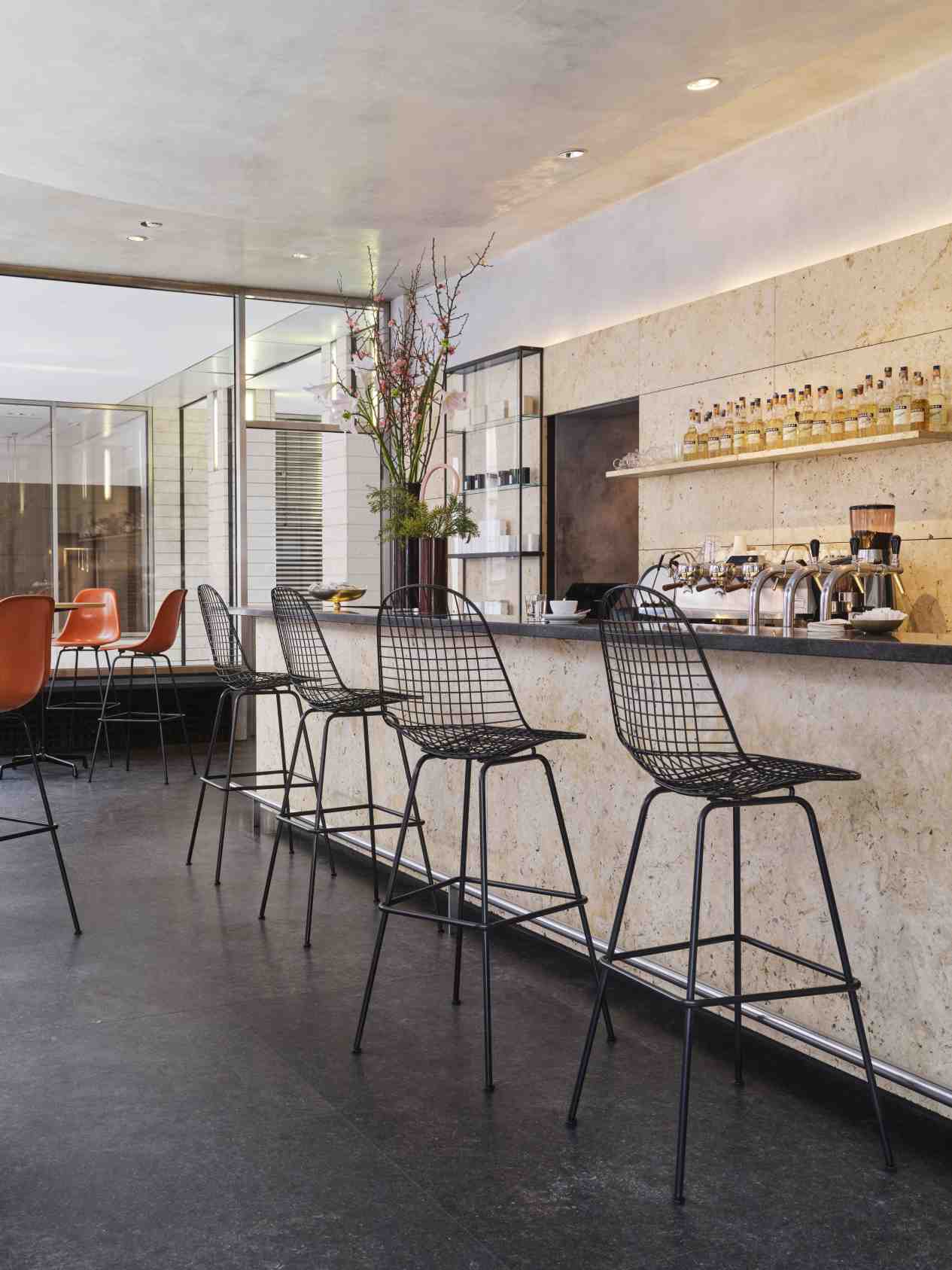 Eames Wire Bar Stool Barhocker von Vitra in Schwarz, moderne Design Barstühle für Küche oder Bar.