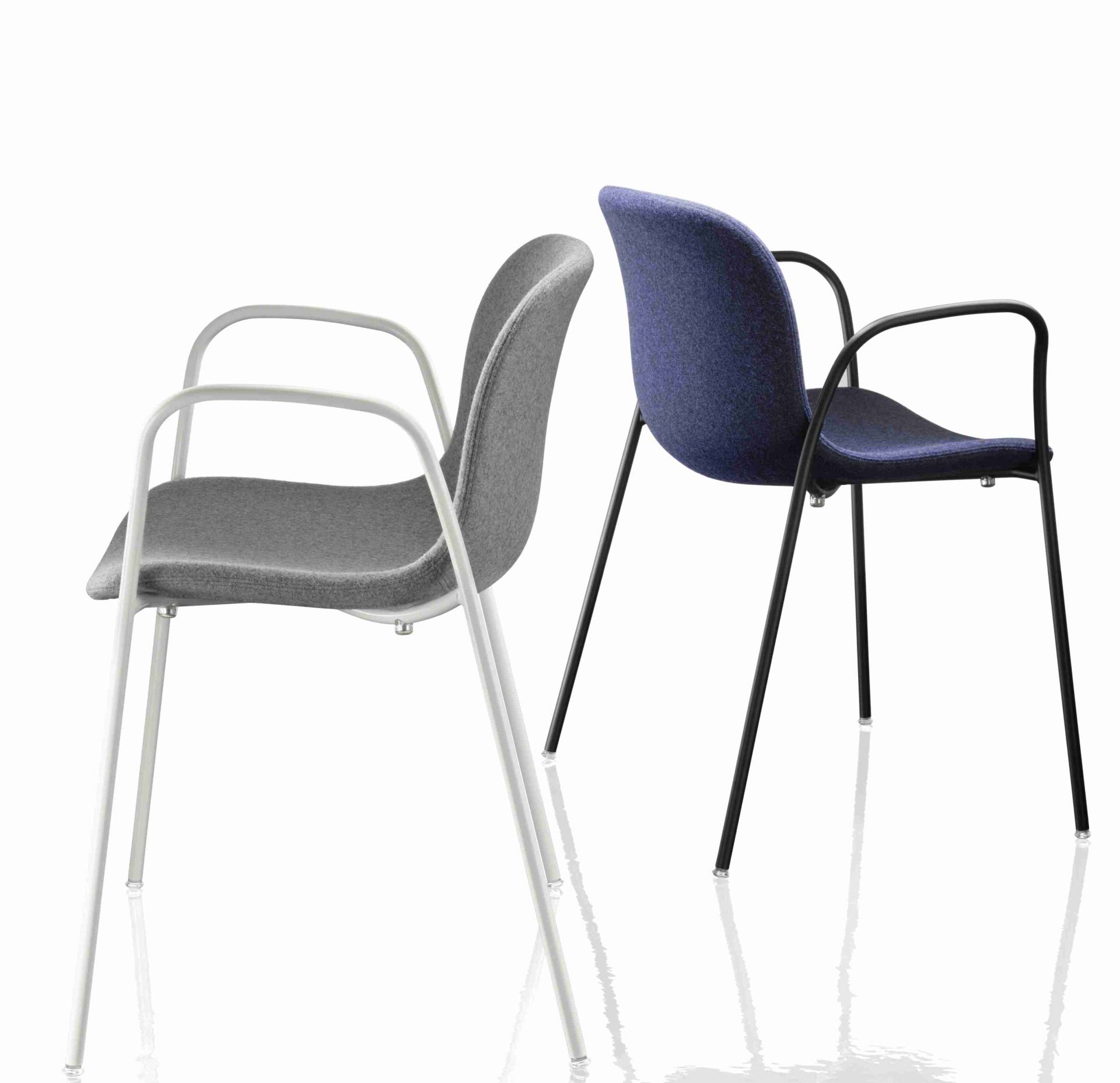 Zwei Troy Chair Stühle von Magis mit Armlehnen in Grau und Blau auf weißem Hintergrund.