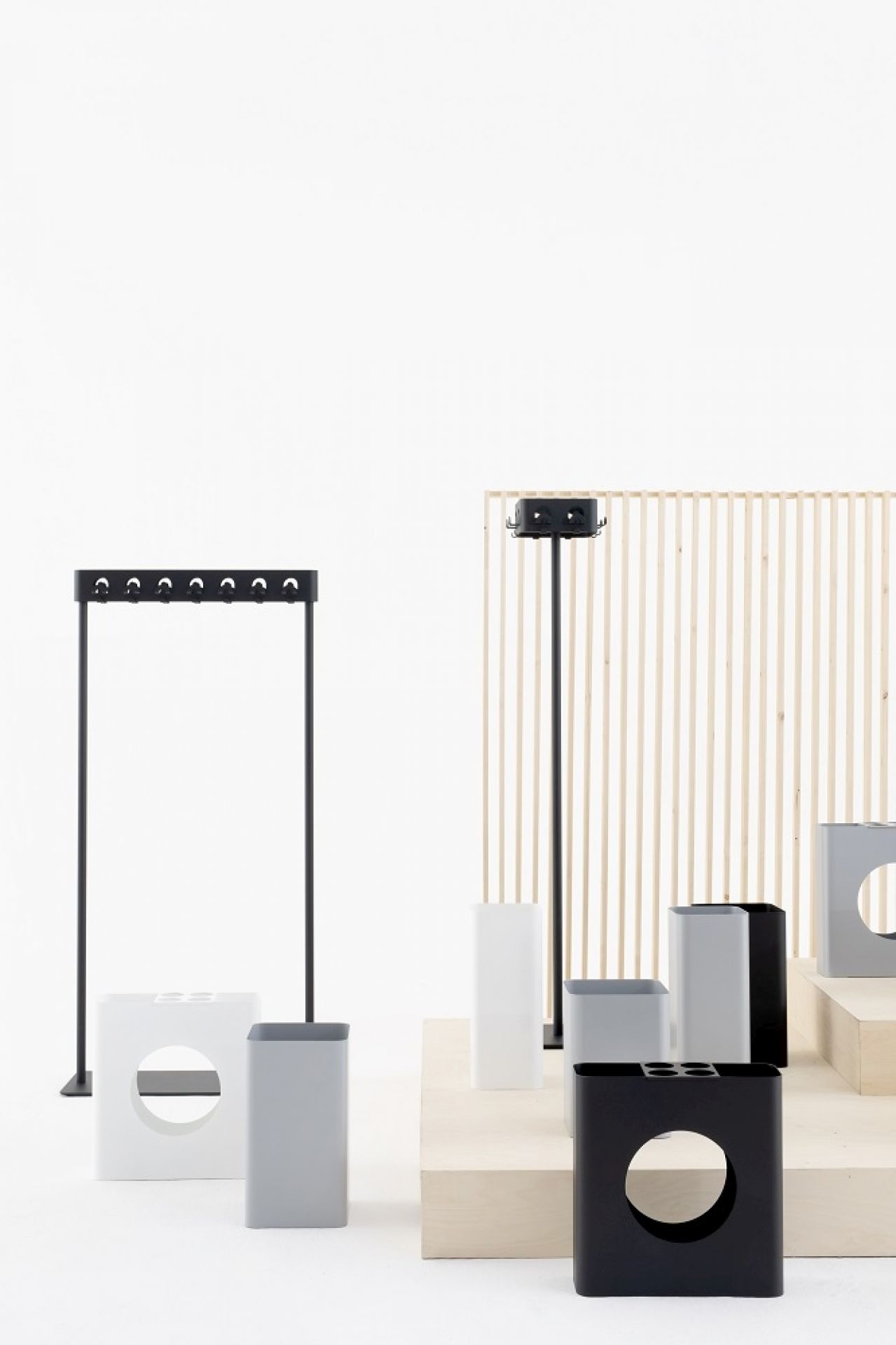 Flow Garderobenständer von Cascando in verschiedenen Ausführungen und Farben, modernes Design für Büro und Zuhause.