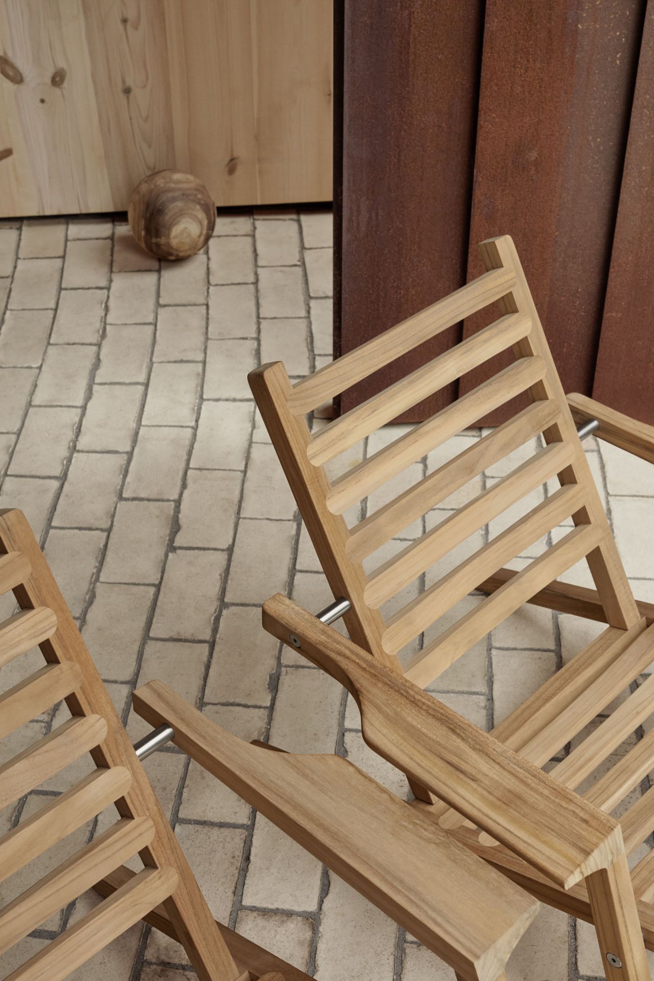 AH603 Teak Sonnenstuhl von Carl Hansen & Søn, Gartenmöbel aus Teakholz mit Armlehnen.