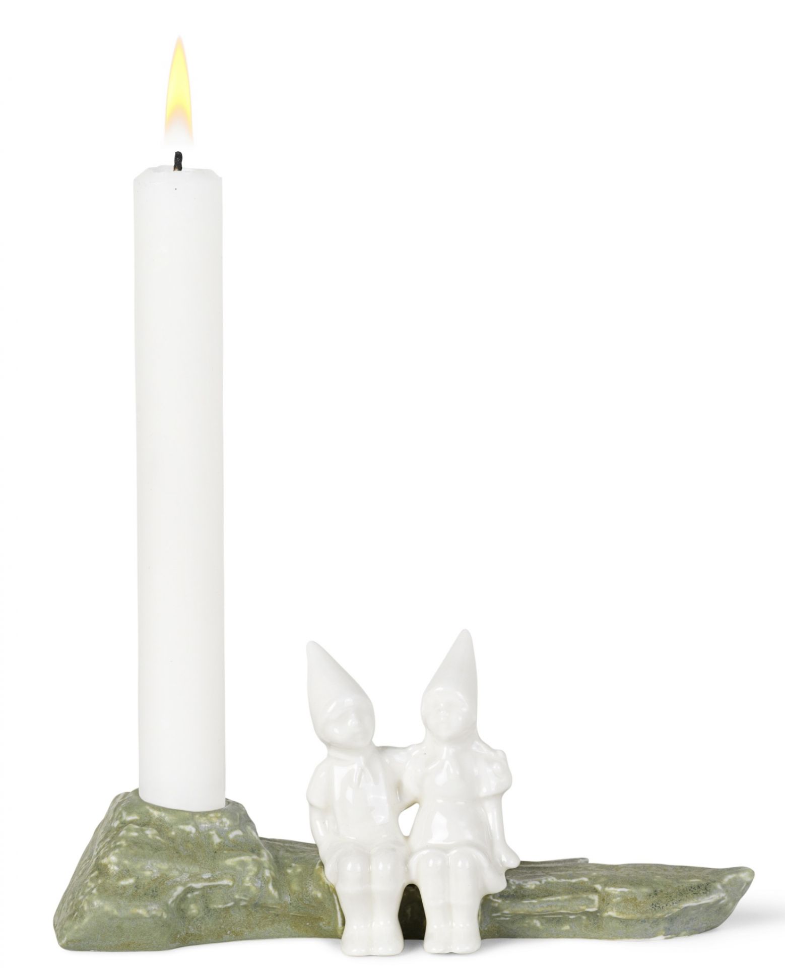 Kähler Julekram Kerzenständer mit Kerze und zwei weißen Wichtelfiguren auf grünem Sockel.