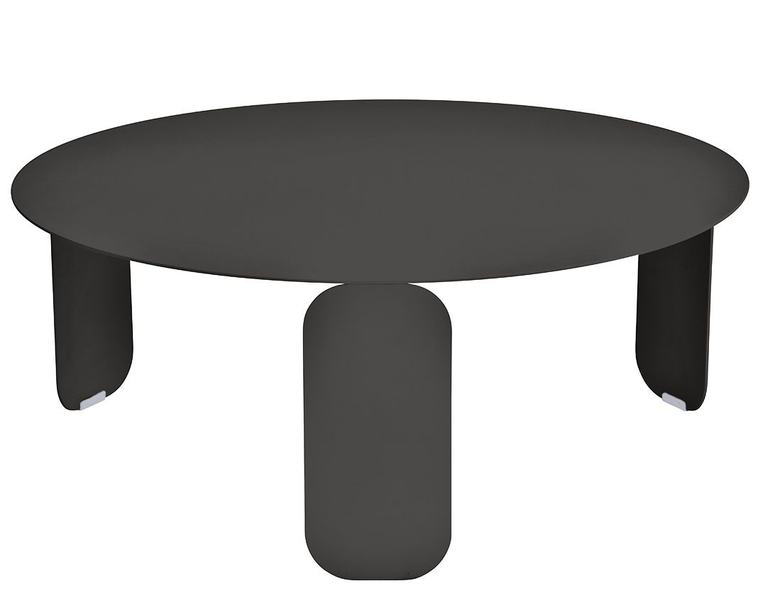 Bebop Low Table von Fermob: Grauer, runder Outdoor-Tisch mit drei Beinen auf weißem Hintergrund.