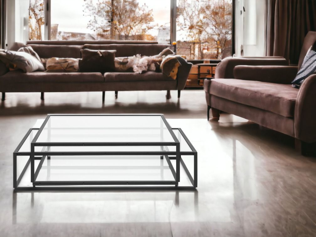 Tangled Square Couchtisch Spectrum im Wohnzimmer mit Glasplatte und schwarzem Metallgestell.
