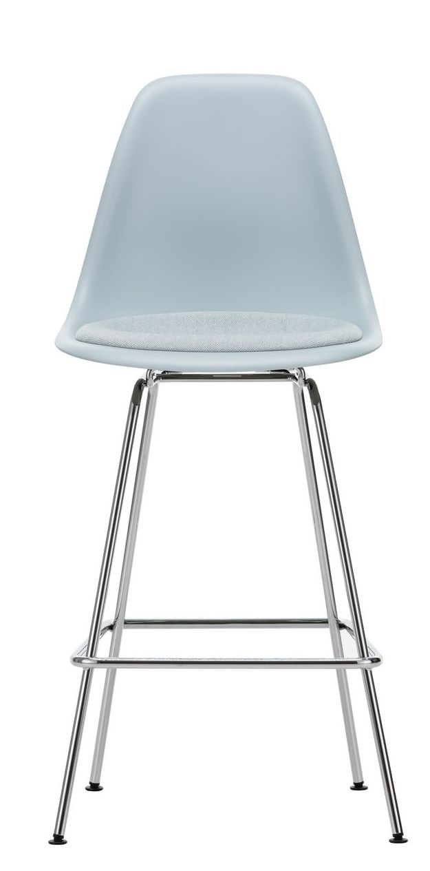 Eames Plastic Bar Stool von Vitra, hellblau mit Sitzpolster und verchromtem Gestell.