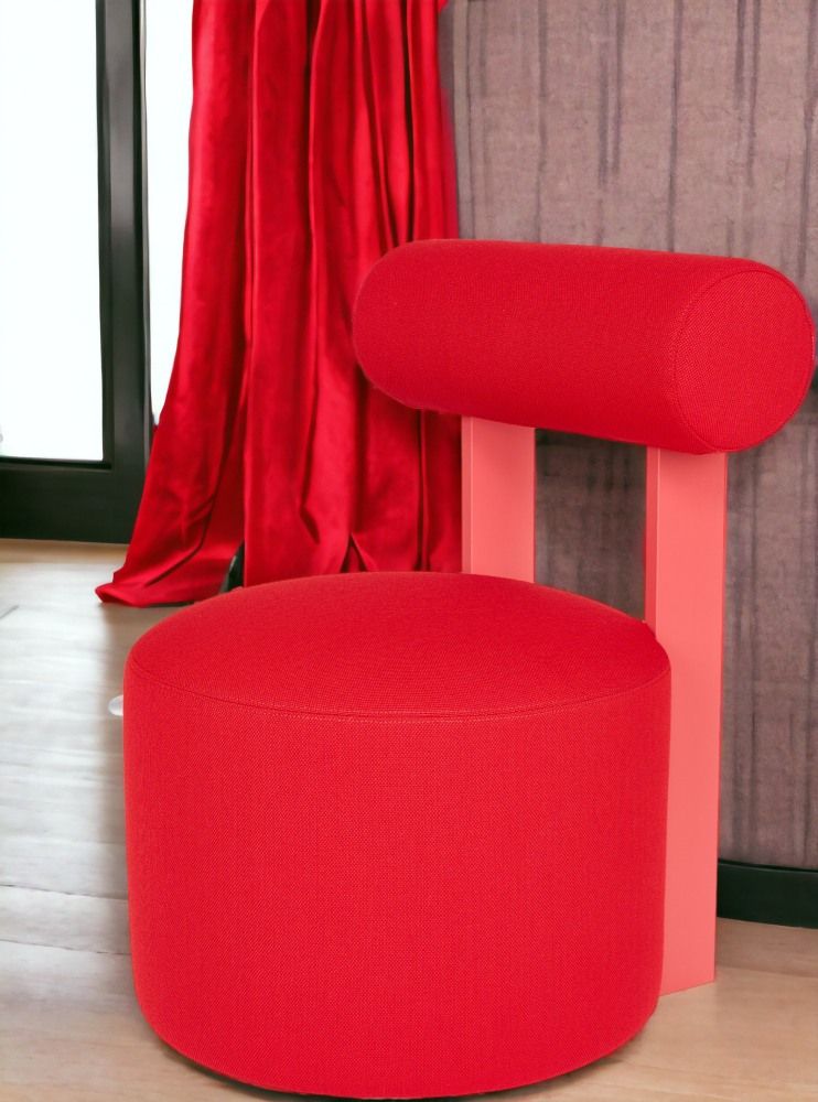 Roter Faye Hocker von Schönbuch mit Rückenlehne, gepolstert und modernem Design für stilvolles Wohnen.