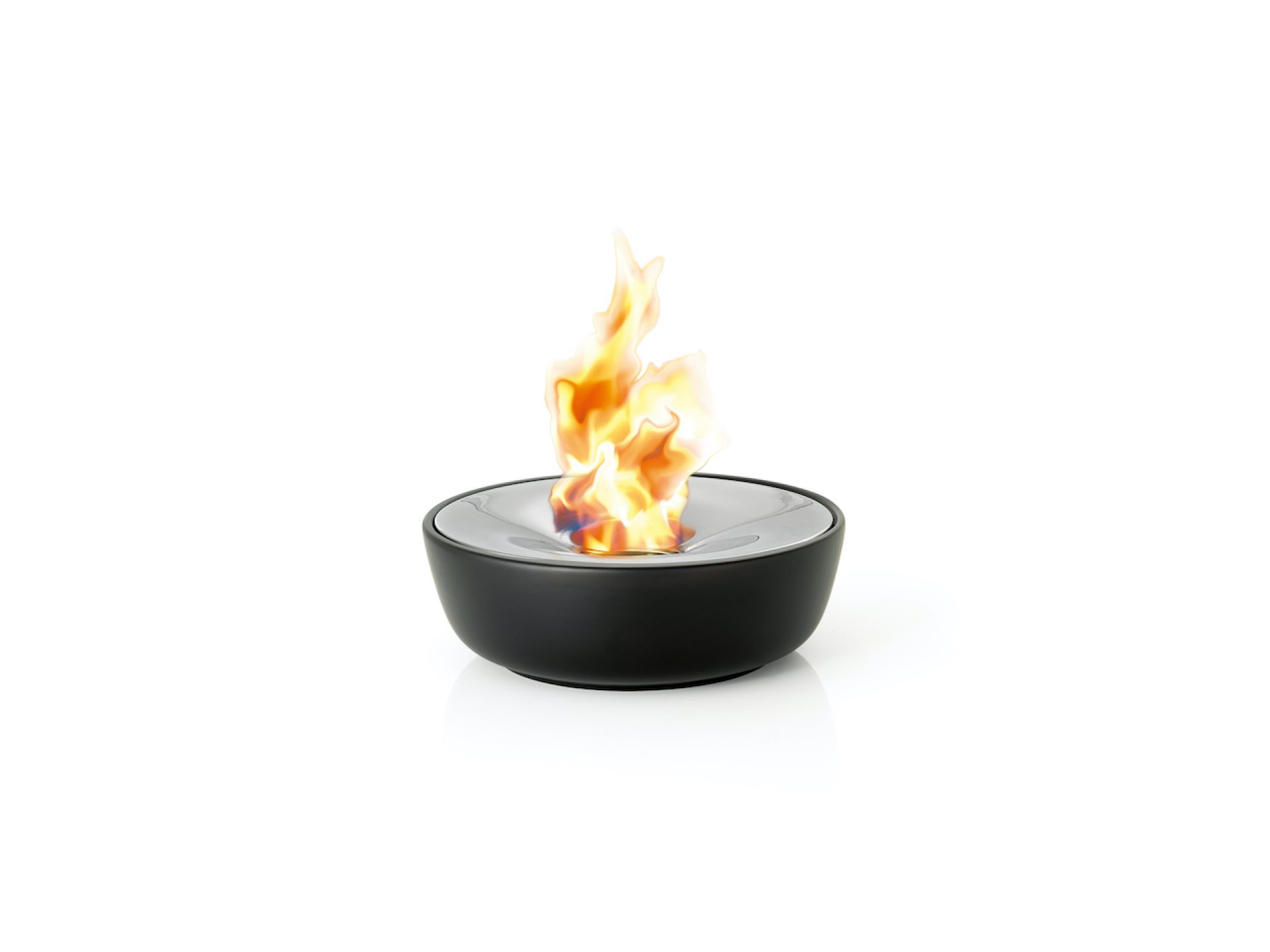 Fuoco Gelfeuerstelle von Blomus: Schwarze, runde Tischfeuerstelle mit brennender Flamme für gemütliche Atmosphäre.