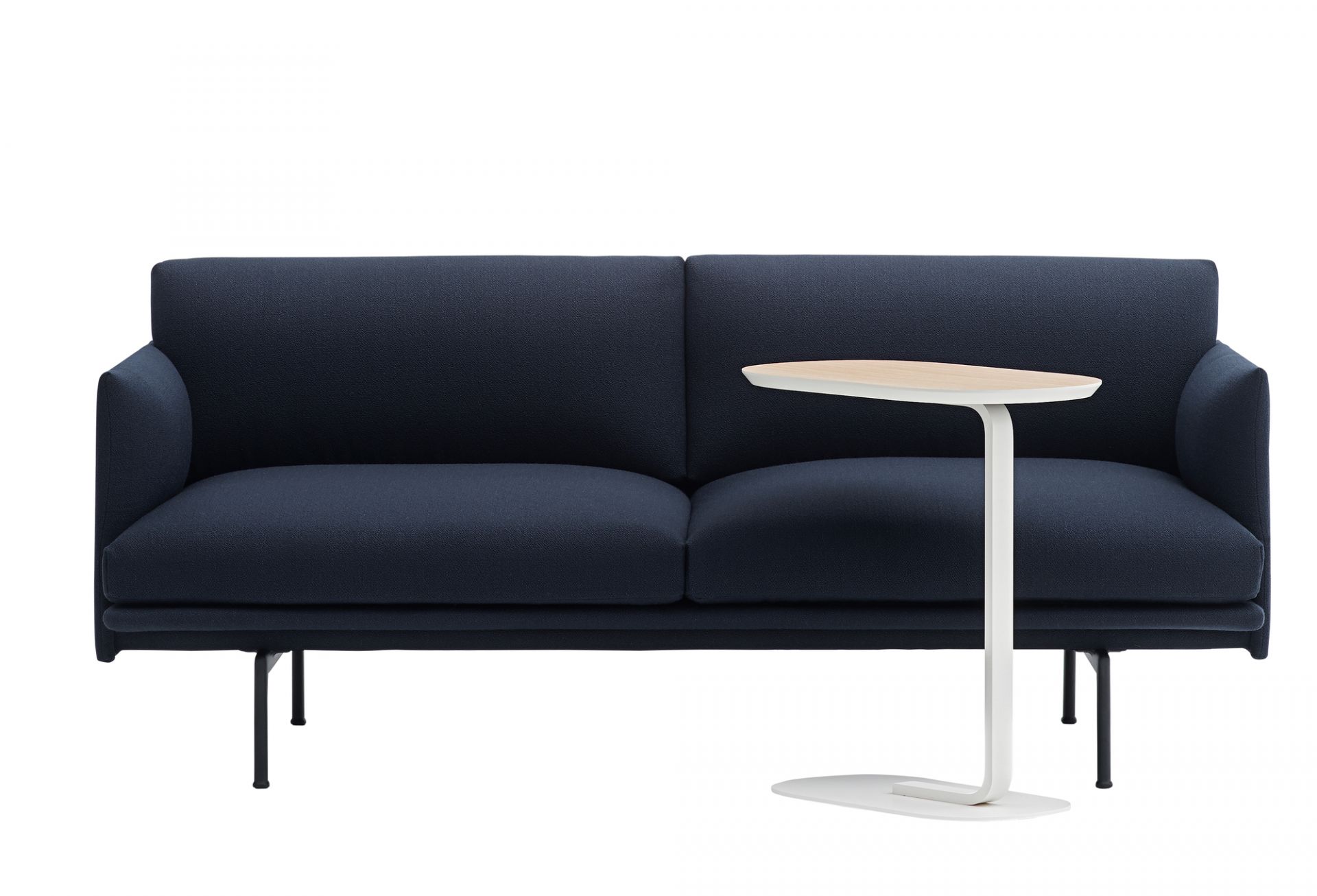Muuto Relate Side Table Beistelltisch Low in Schwarz neben einem blauen Sofa, modernes Wohnzimmer Design.