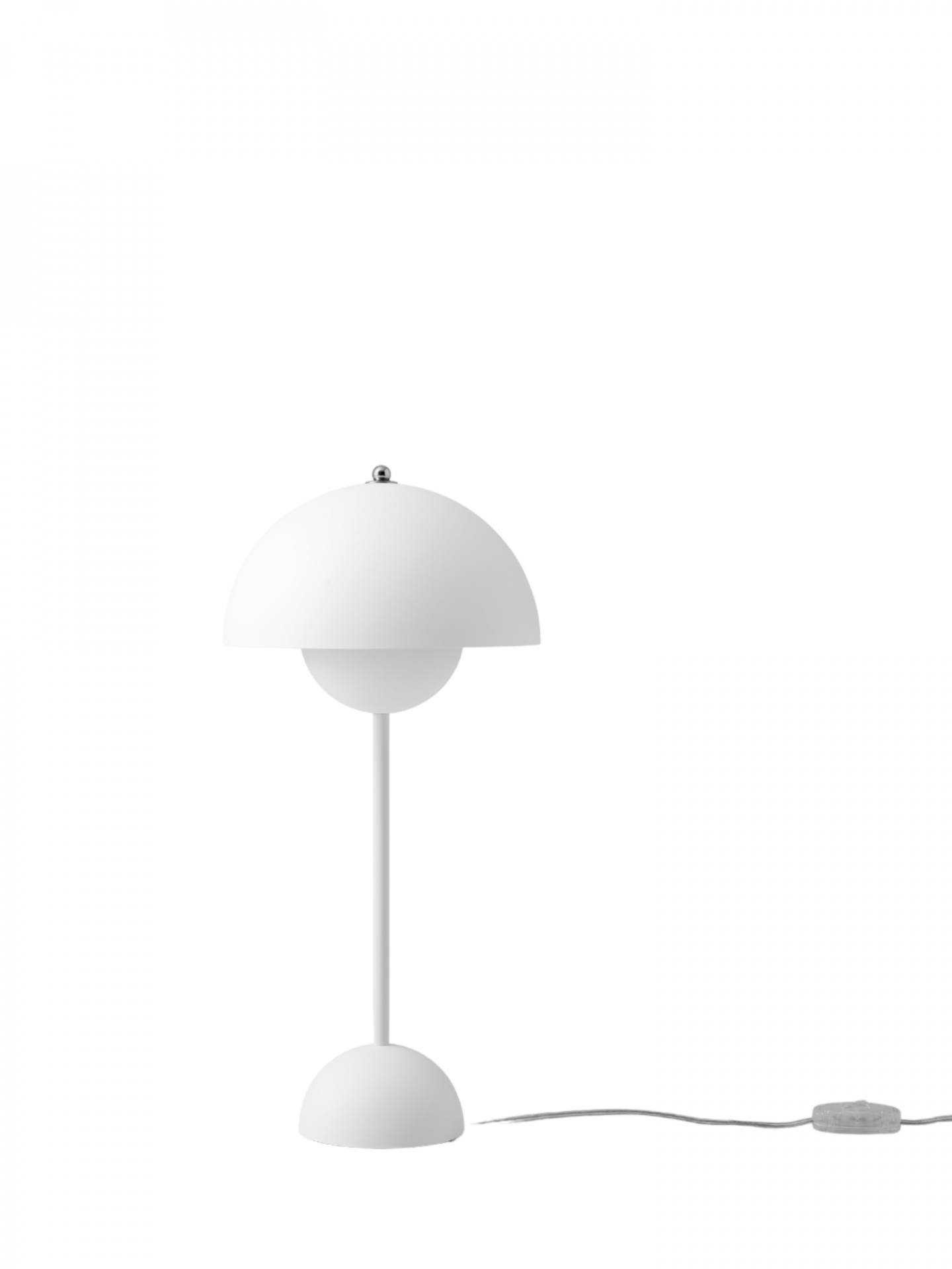 Weiße Flowerpot VP3 Tischleuchte von AndTradition, modernes Design mit pilzförmigem Lampenschirm und runder Basis.
