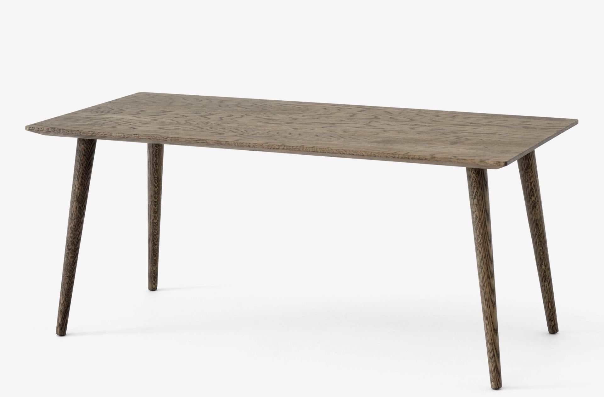AndTradition In Between Table SK23/SK24: Rechteckiger Couchtisch aus Eichenholz mit schlanken, konischen Beinen.