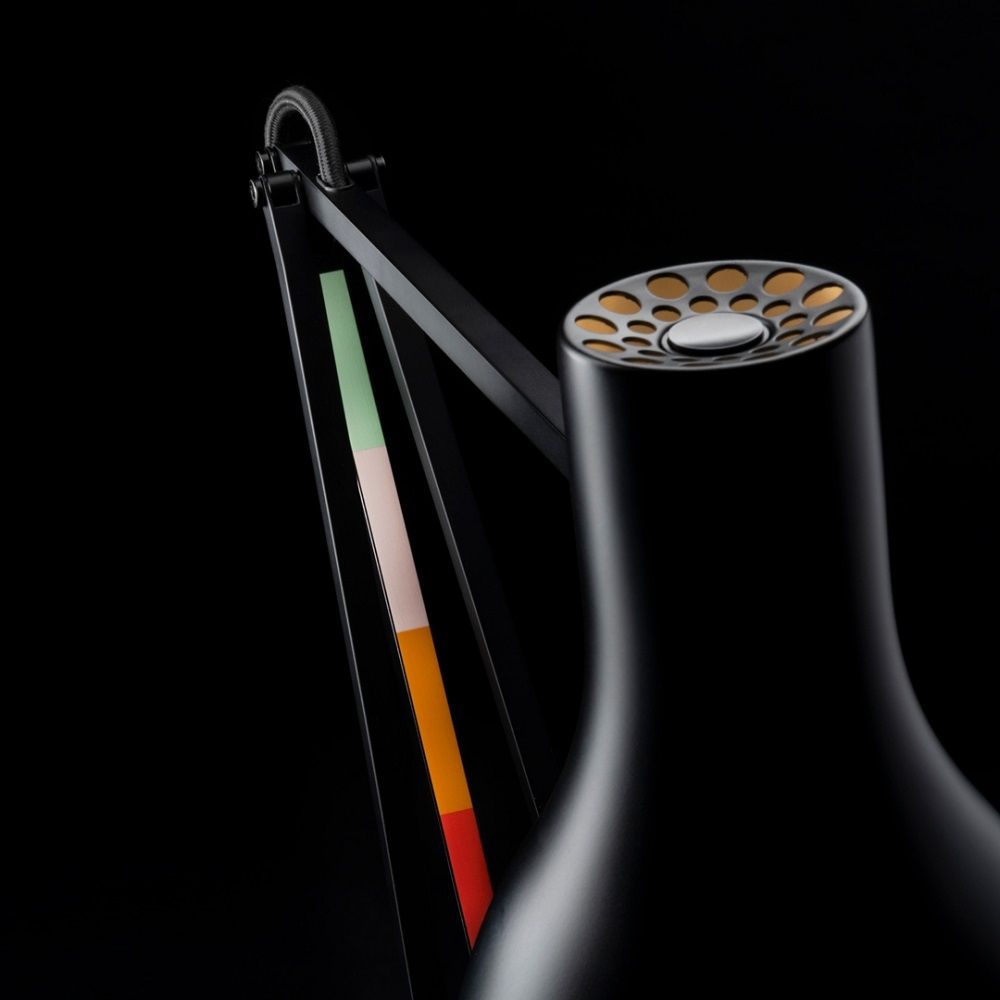 Detailaufnahme der schwarzen Type 75 Mini Tischleuchte von Anglepoise, Paul Smith Edition, mit farbigen Akzenten.
