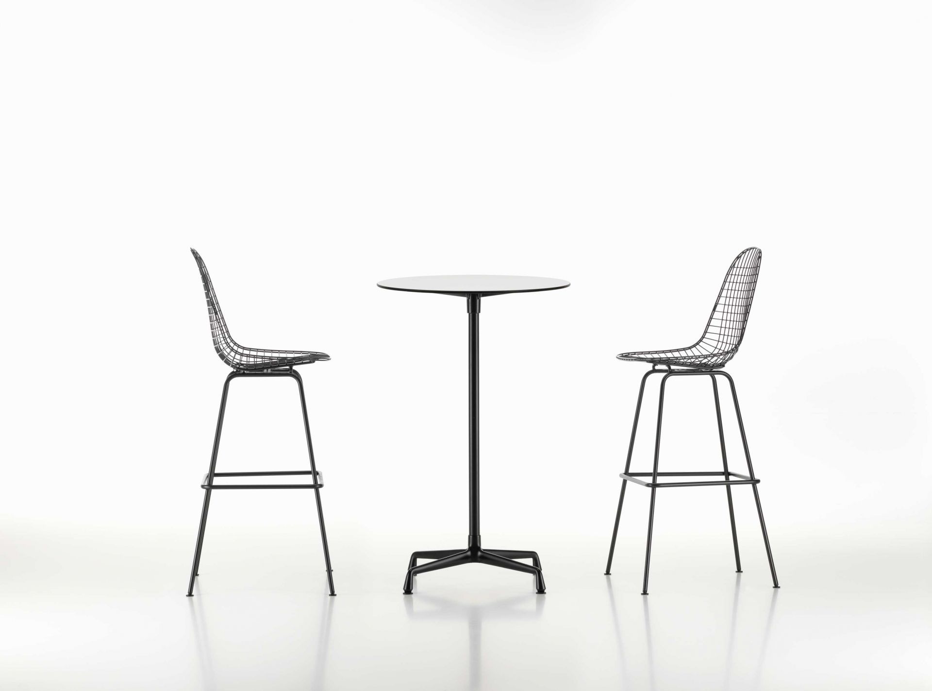 Eames Wire Bar Stool Barhocker High Vitra aus schwarzem Metalldraht mit passendem Tisch.