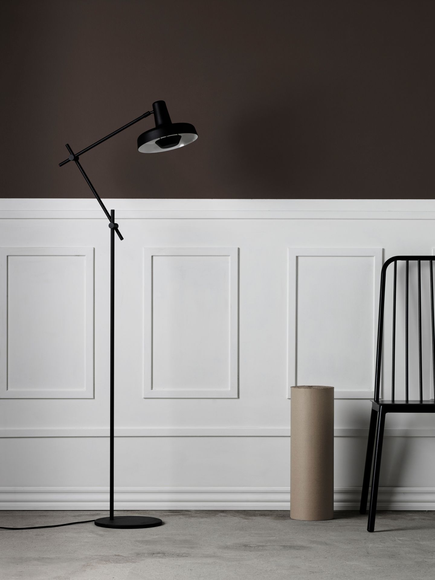 Schwarze Arigato Stehleuchte von Grupa im minimalistischen Design, ideal als Leselampe und Wohnraumbeleuchtung.