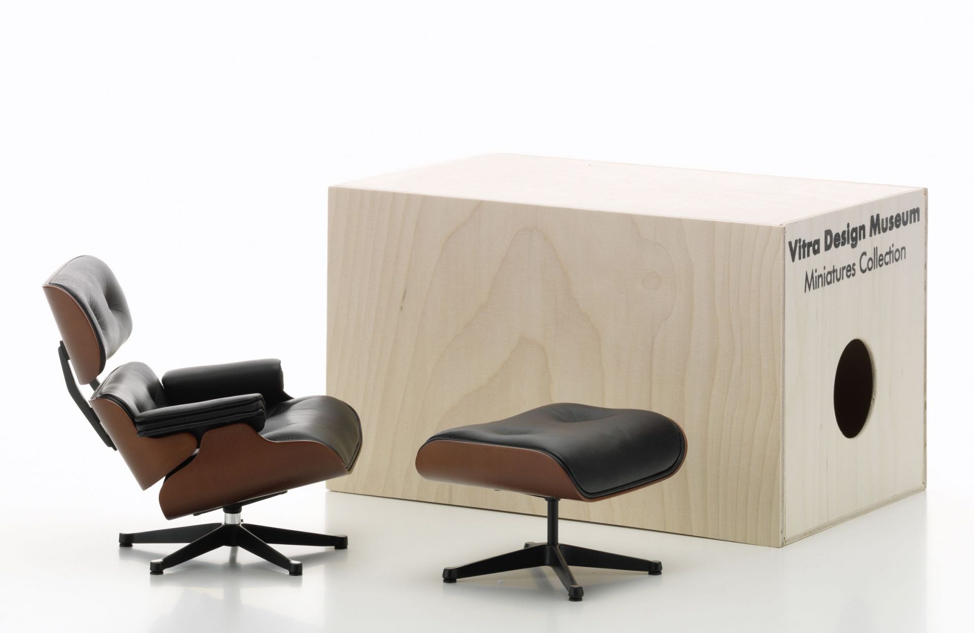 Vitra Miniatur Lounge Chair mit Ottoman, braunes Holz und schwarzes Leder, Designklassiker.