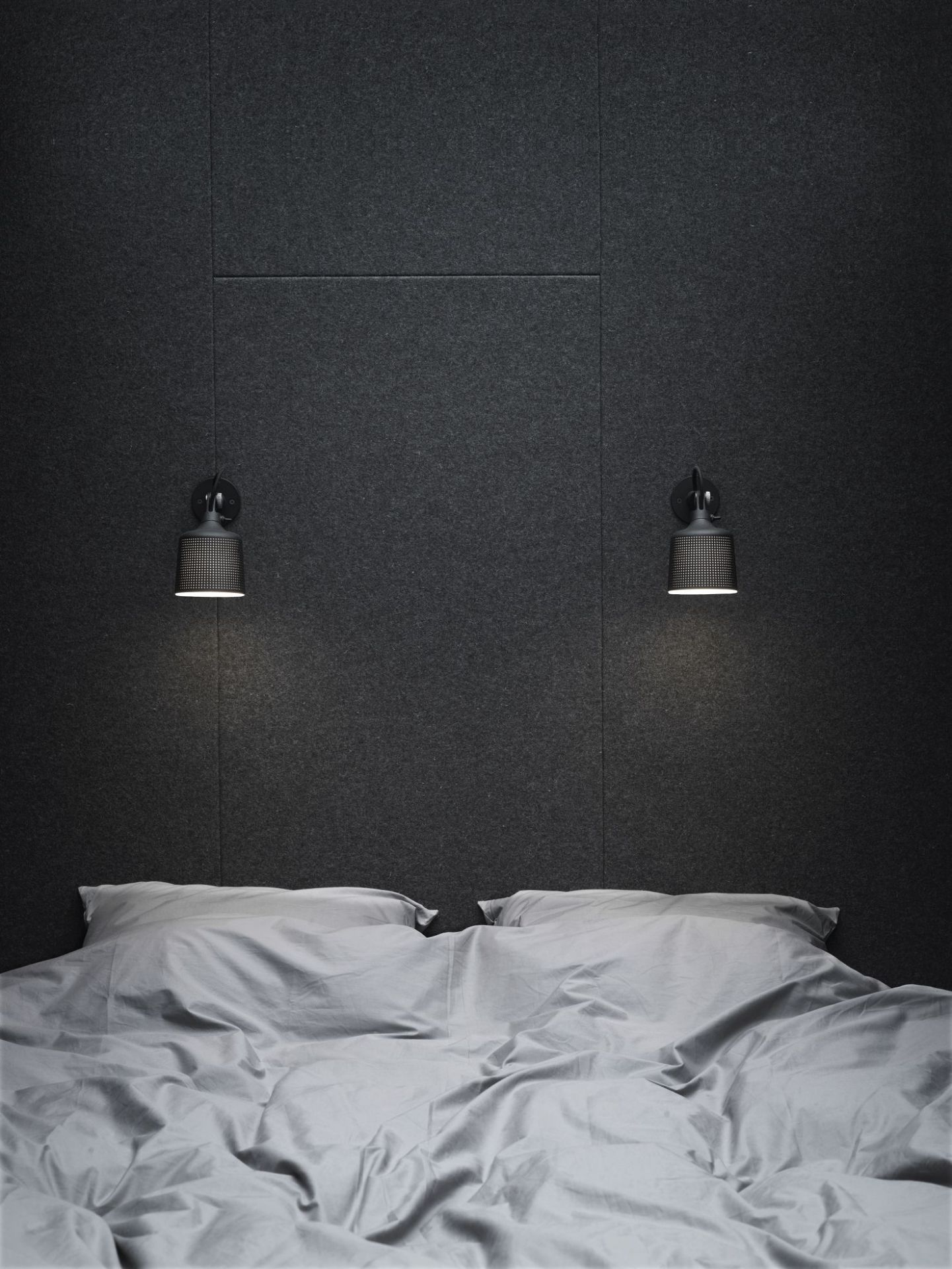 Schlafzimmer mit Bett und zwei schwarzen Vipp Wandspots als Nachttischlampen für stimmungsvolle Beleuchtung.