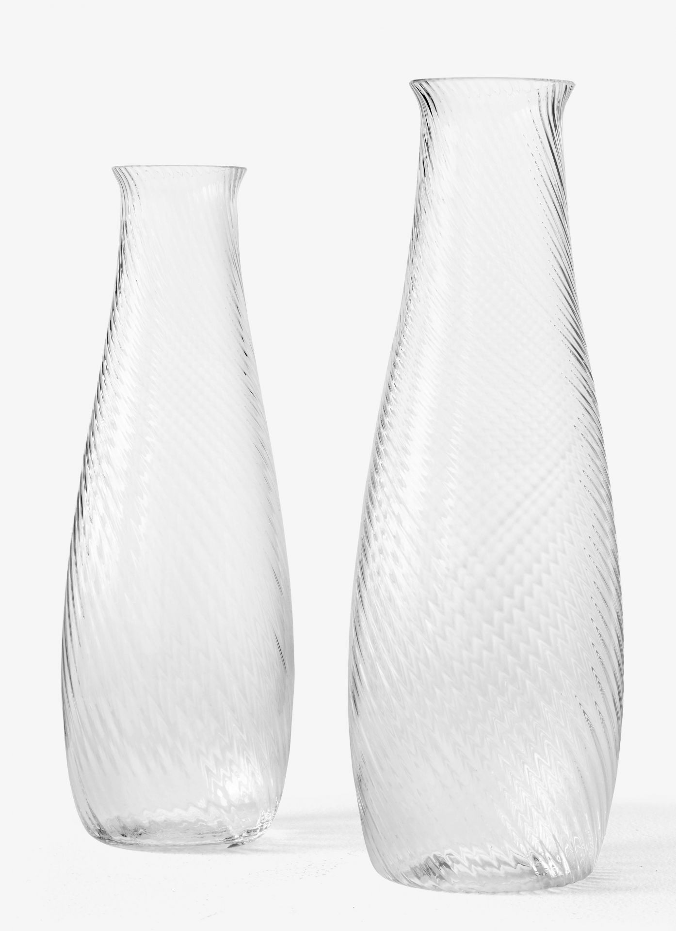 Zwei transparente Carafe SC62-SC63 Karaffen von AndTradition, H 25 cm, aus Glas mit Spiralmuster.
