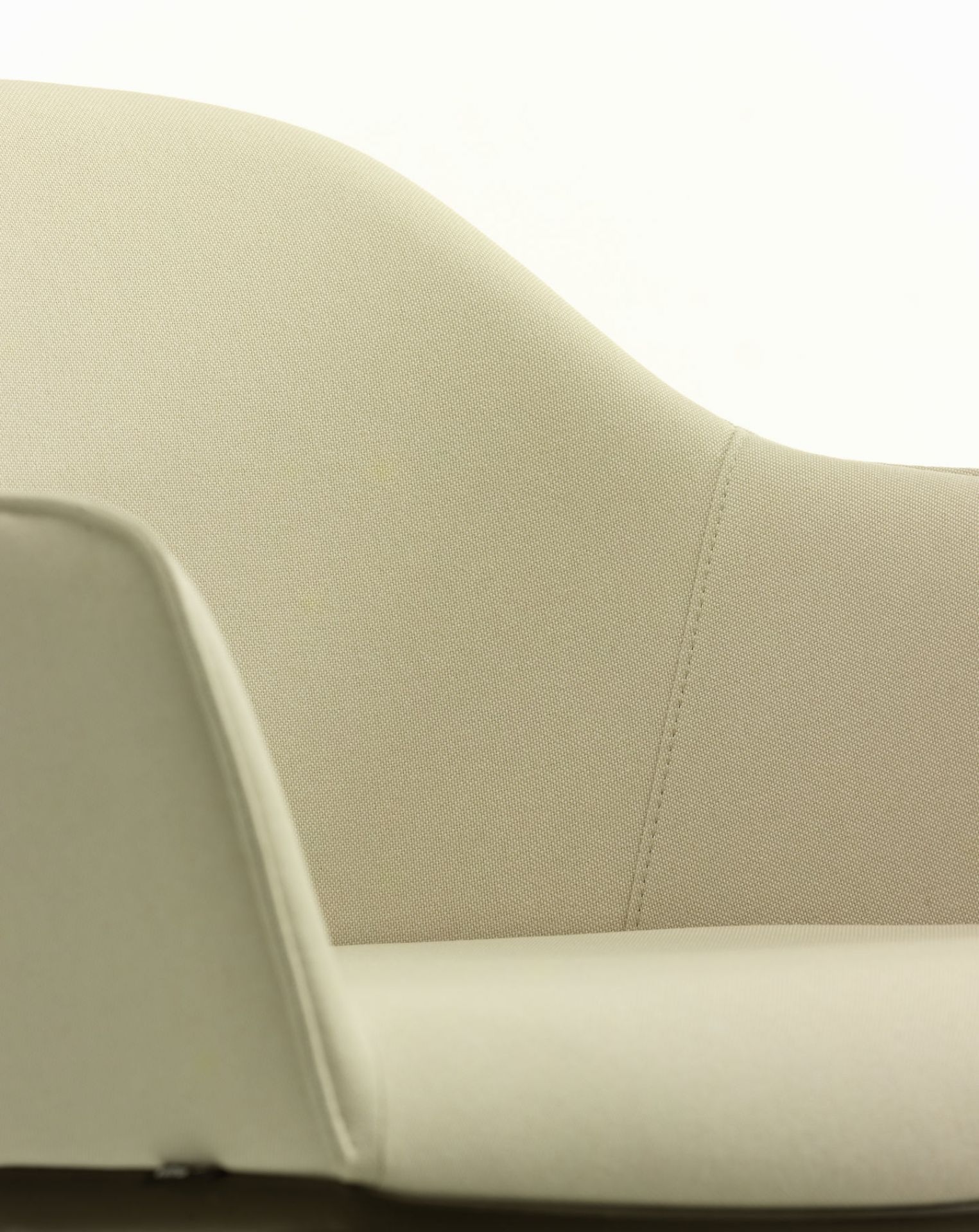 Detailaufnahme des cremefarbenen Vitra Softshell Chair mit Vierfußgestell, der Komfort und elegantes Design vereint.