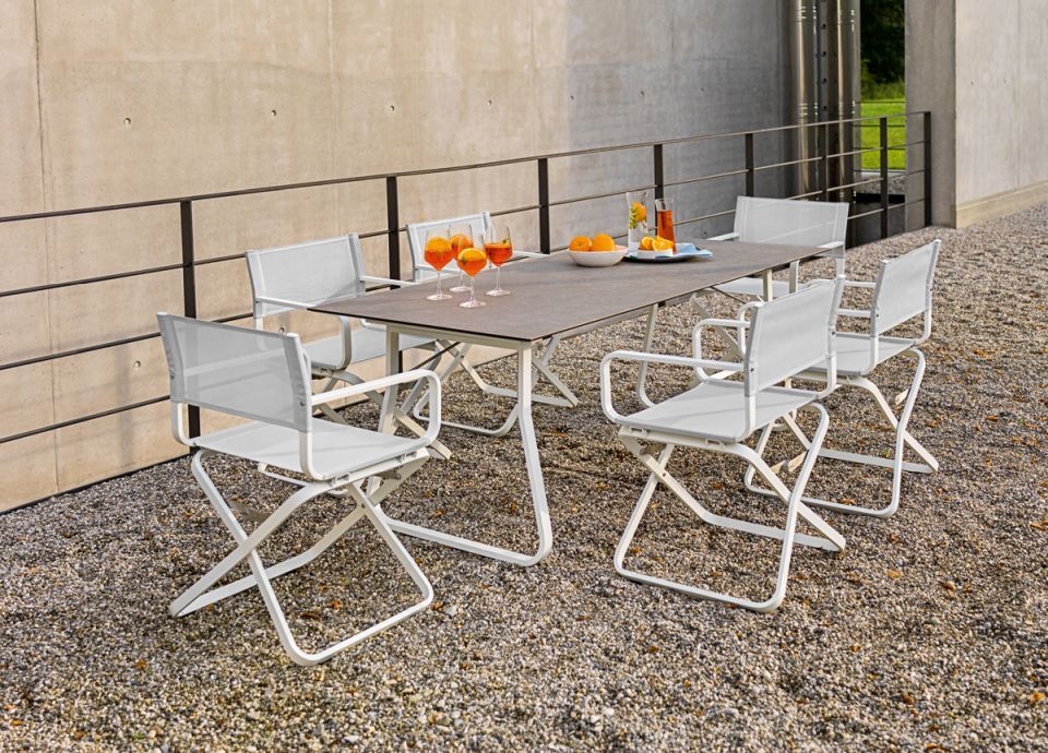 Ahoi Sessel von Weishäupl, weiße Outdoor-Klappstühle mit Tisch für Garten und Terrasse.