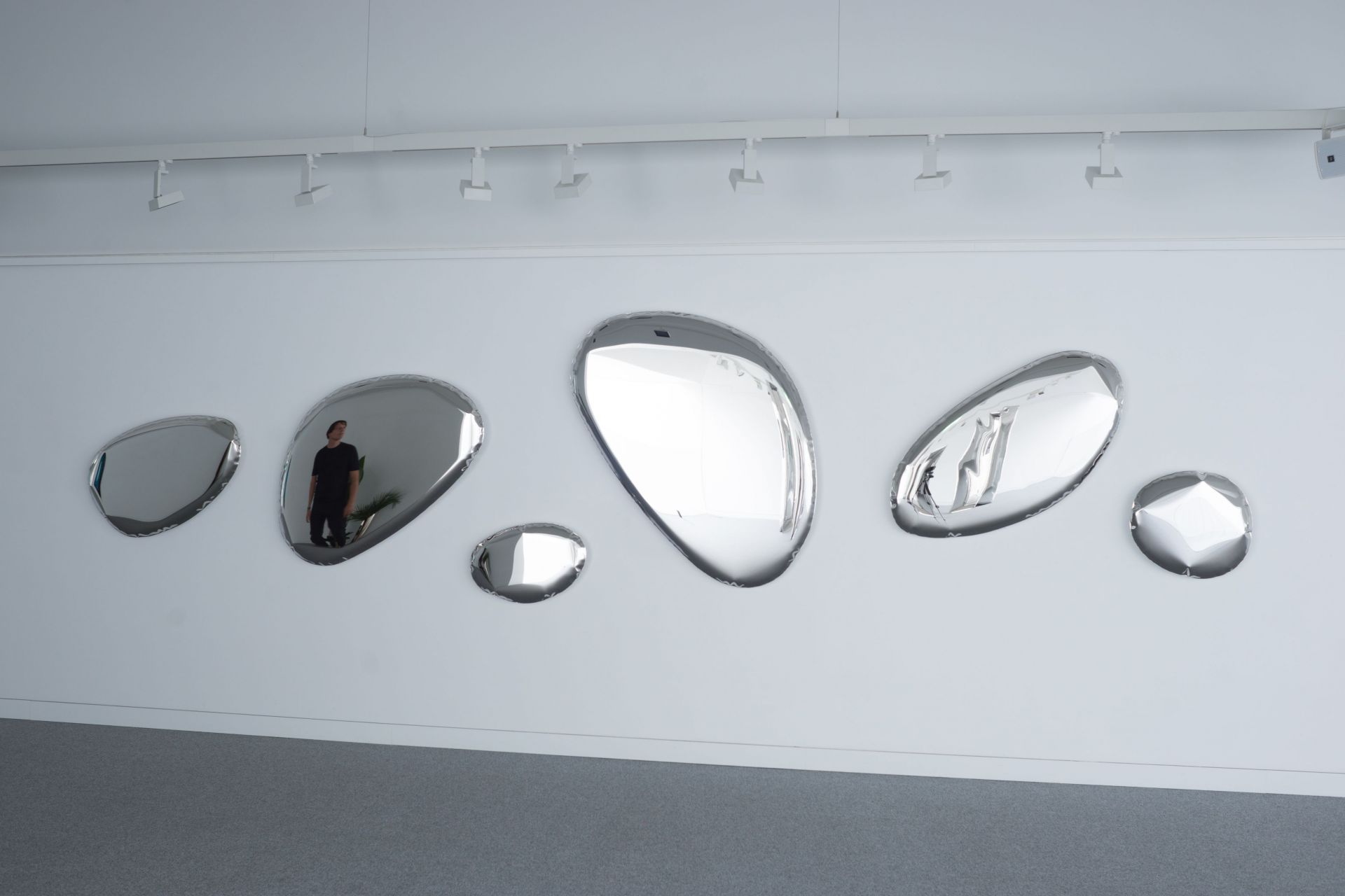 Tafla Spiegel von Zieta im Design Dark Matter an einer weißen Wand, modernes Interior Design.