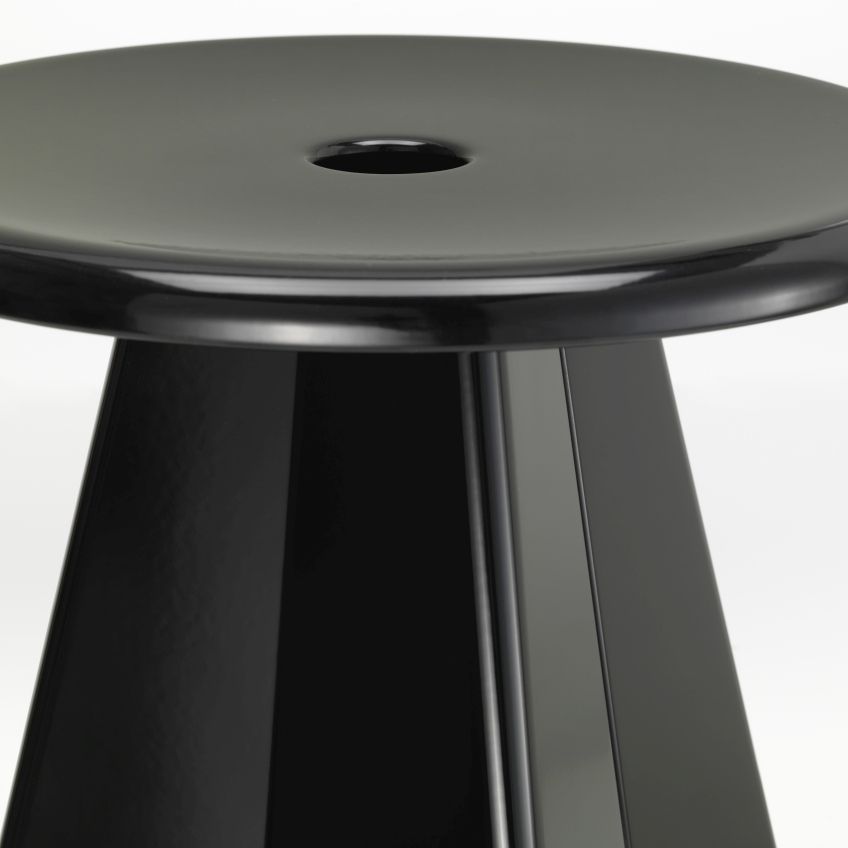 Detailaufnahme des schwarzen Vitra Tabouret Métallique Hockers mit glänzender Oberfläche und modernem Design.