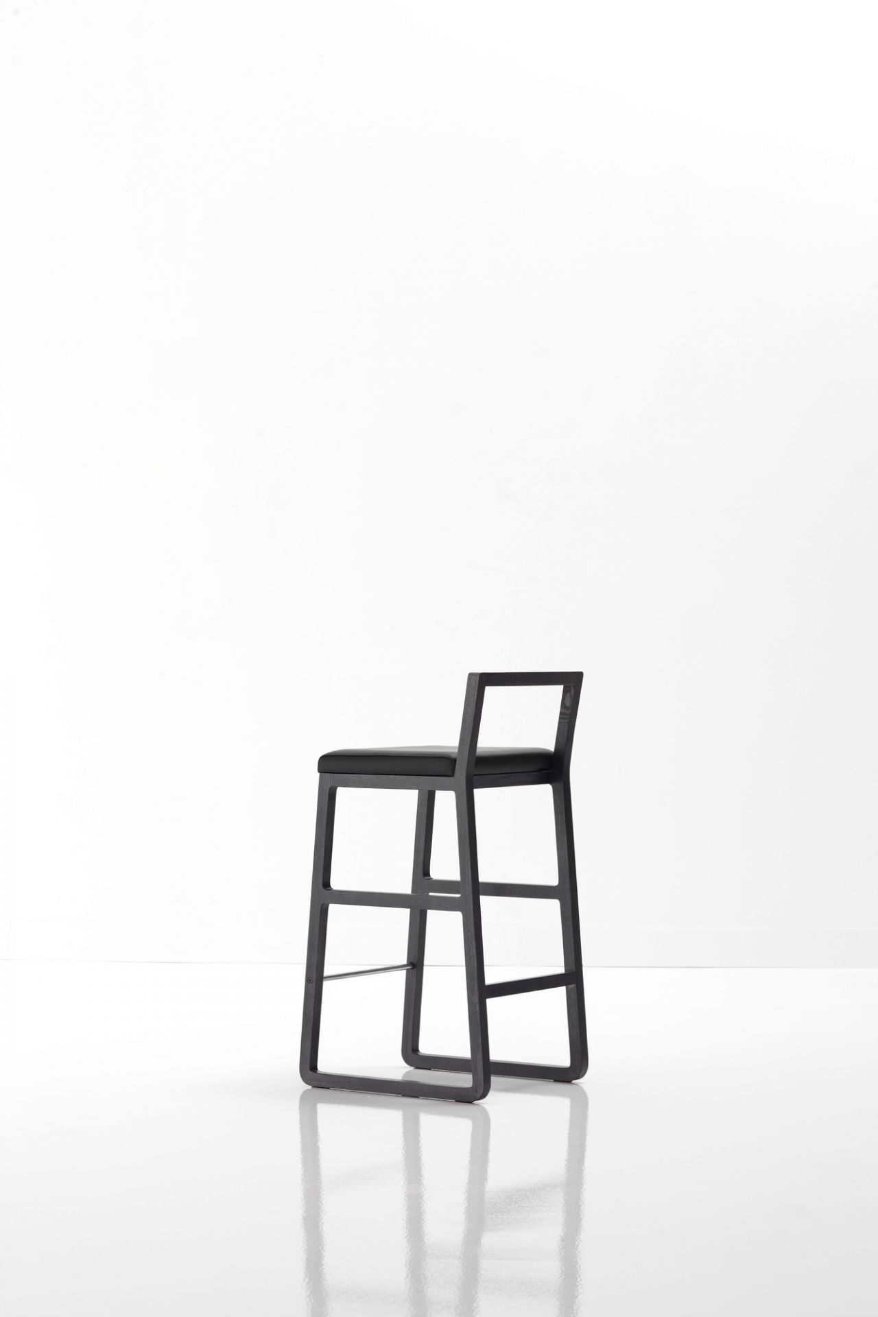 Schwarzer Midori Hocker von Sancal: Moderner Barhocker mit schwarzem Rahmen und Sitzpolster.