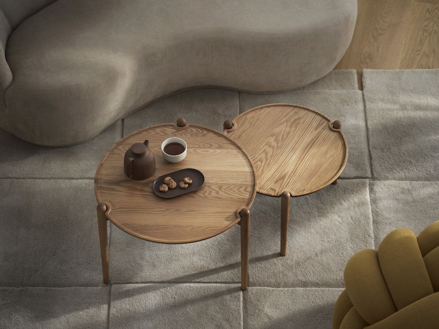 Aria Table Beistelltisch von Design House Stockholm aus Holz mit Teekanne und Gebäck.