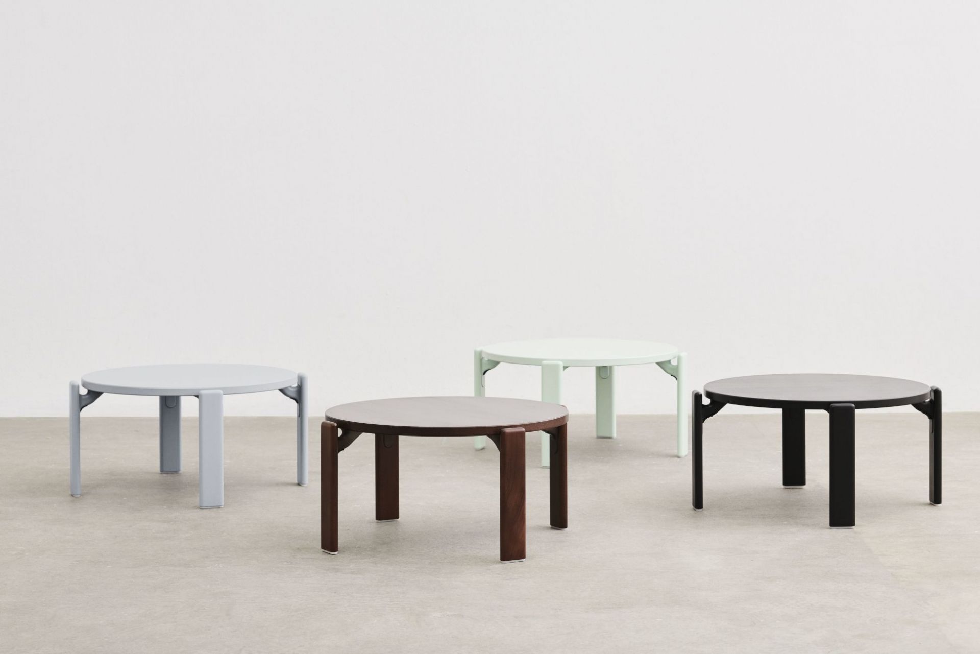 Vier farbige Rey Coffee Table Couchtische von Hay, runde Tischplatten und Beine.