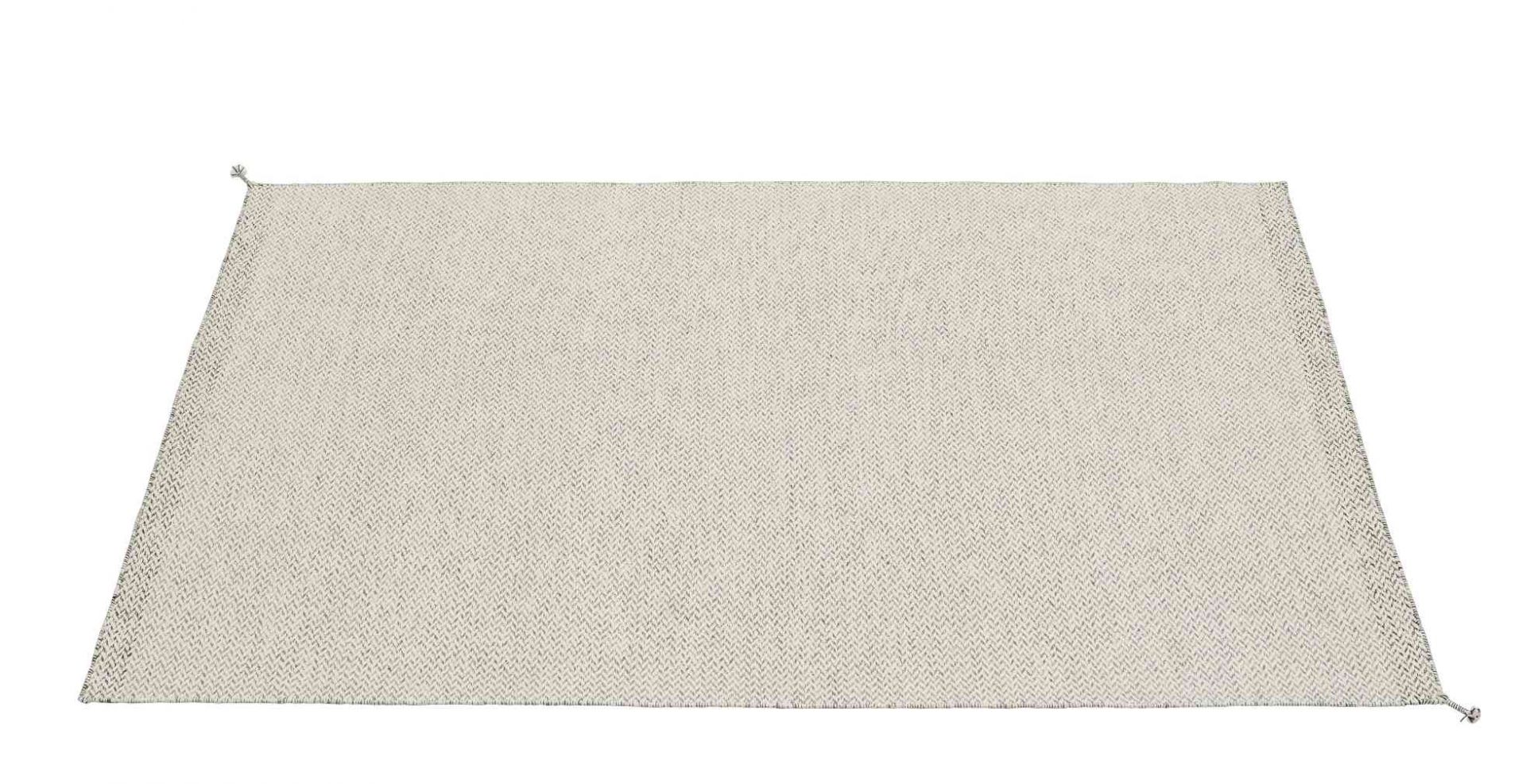 Muuto Ply Rug: Rechteckiger, hellgrauer Teppich aus recyceltem Polyester für Innen- und Außenbereiche.