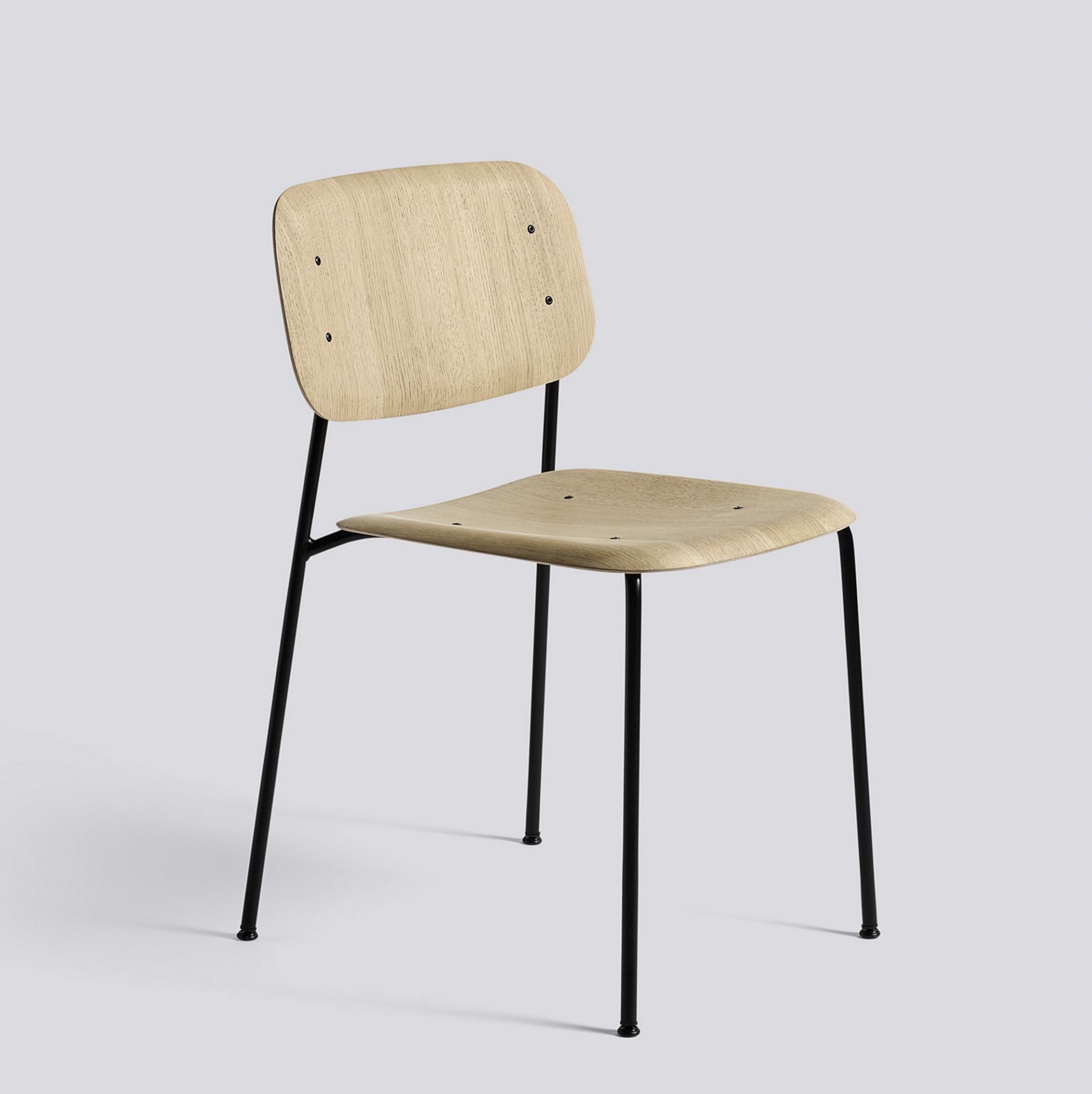 Hay Soft Edge Stuhl mit hellem Holz und schwarzem Metallgestell, moderne Sitzmöbel für Esszimmer.