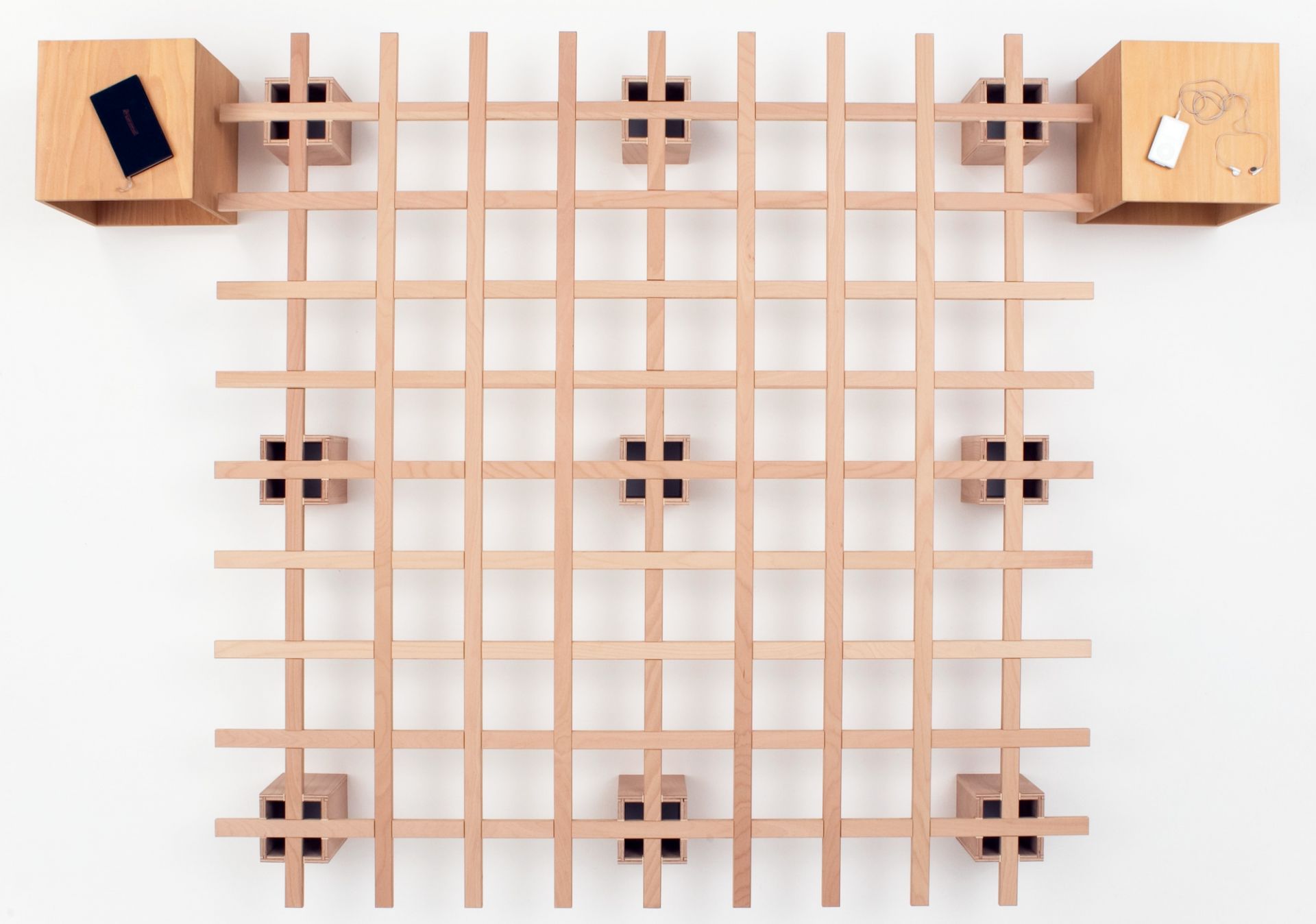 Cube Nachttisch von Tojo, minimalistisches Design aus Holz, schwebend an der Wand montiert.