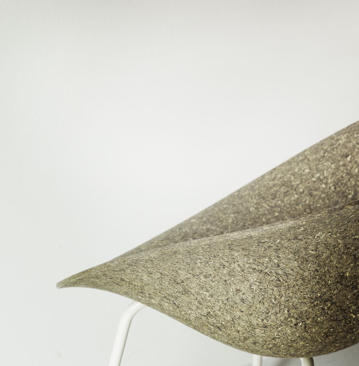 Detailaufnahme des Normann Copenhagen Mat Armchair, ein moderner Armlehnstuhl mit Stahlgestell und einzigartiger Sitzschale.