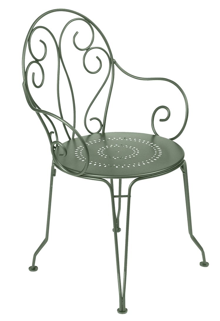 Fermob Montmartre Stuhl für den Außenbereich, grüner Metallstuhl mit geschwungenen Armlehnen und filigranem Design.