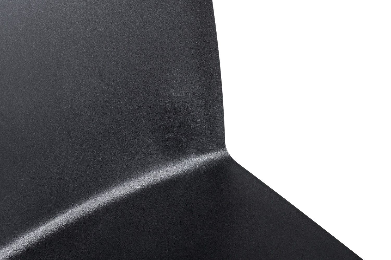Detailaufnahme des anthrazitfarbenen Elementaire Outdoor Stuhls von Hay, Fokus auf Sitzfläche und Rückenlehne.