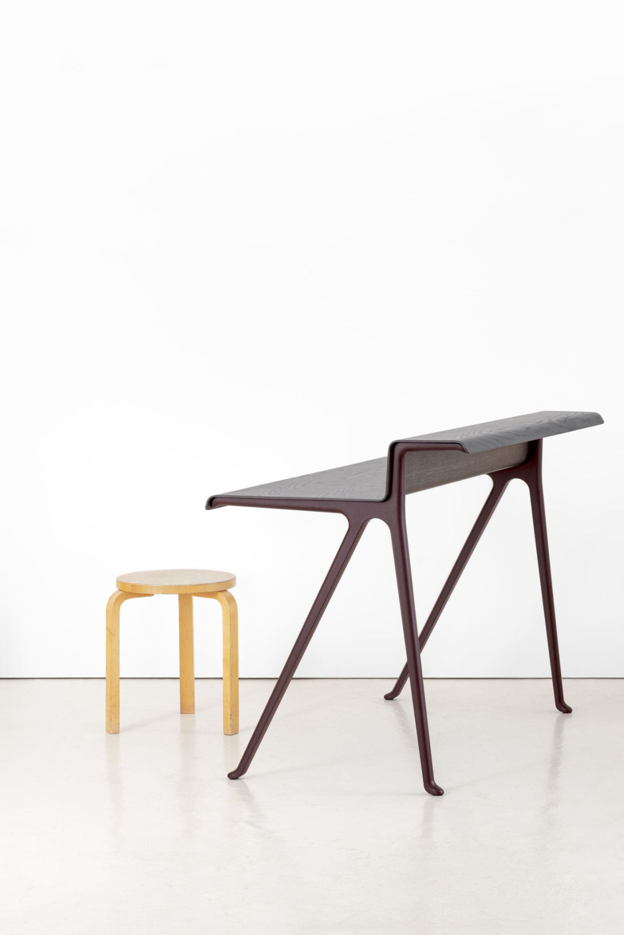 Vitra Courier Schreibtisch aus Holz mit braunem Gestell und passendem Hocker, minimalistisches Design.