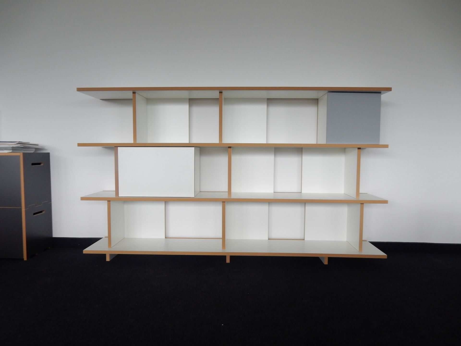 Tojo Stell Regal mit Türmodul in Weiß und Grau, modernes modulares Regalsystem für Wohnzimmer.