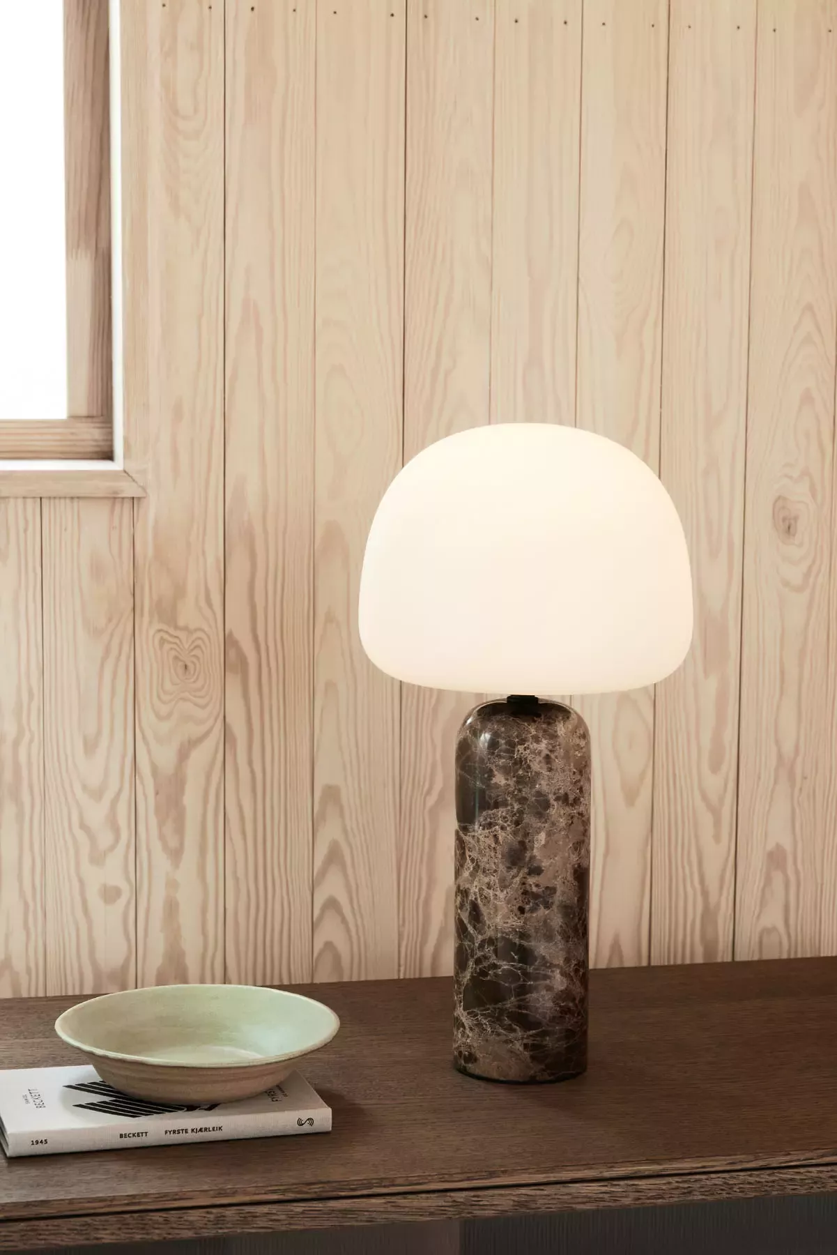 Kin Tischleuchte mit Marmorfuß und opalweißem Glasschirm, moderne Lampe für Wohnzimmer und Schlafzimmer.