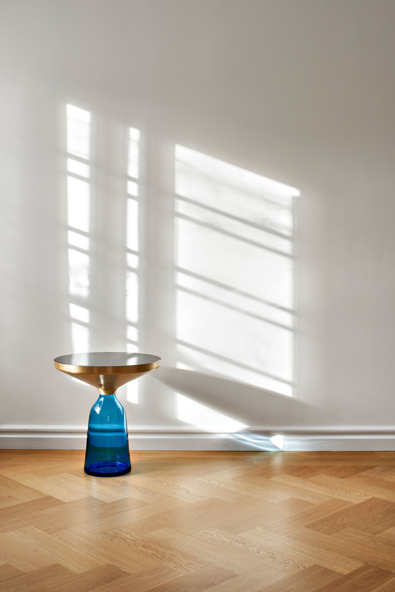 Nahaufnahme des ClassiCon Bell Side Table Beistelltisch mit Marmor Tischplatte und blauem Glasfuß.